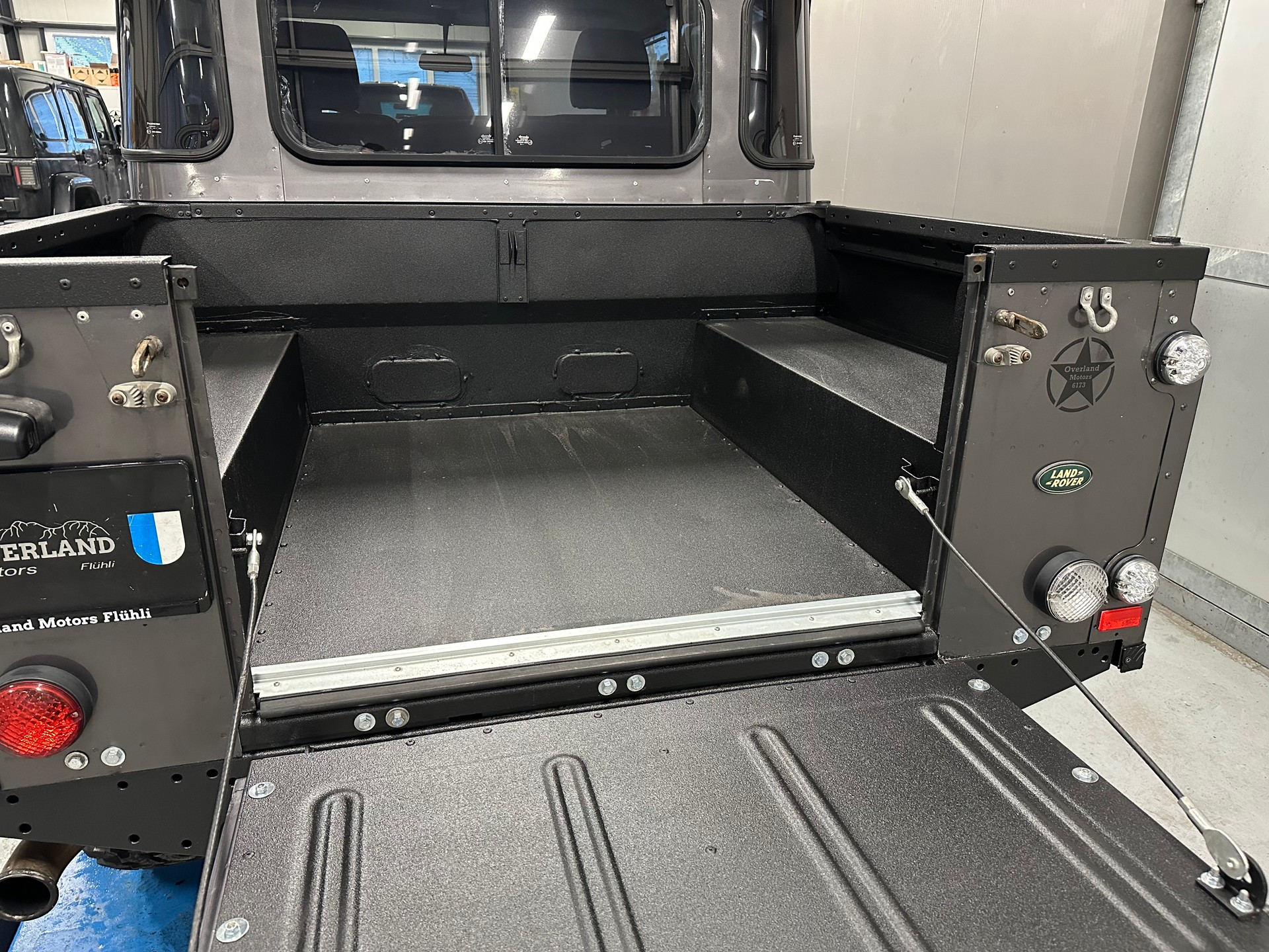 LAND ROVER Defender 110 2.5Td5 Silver-image-5