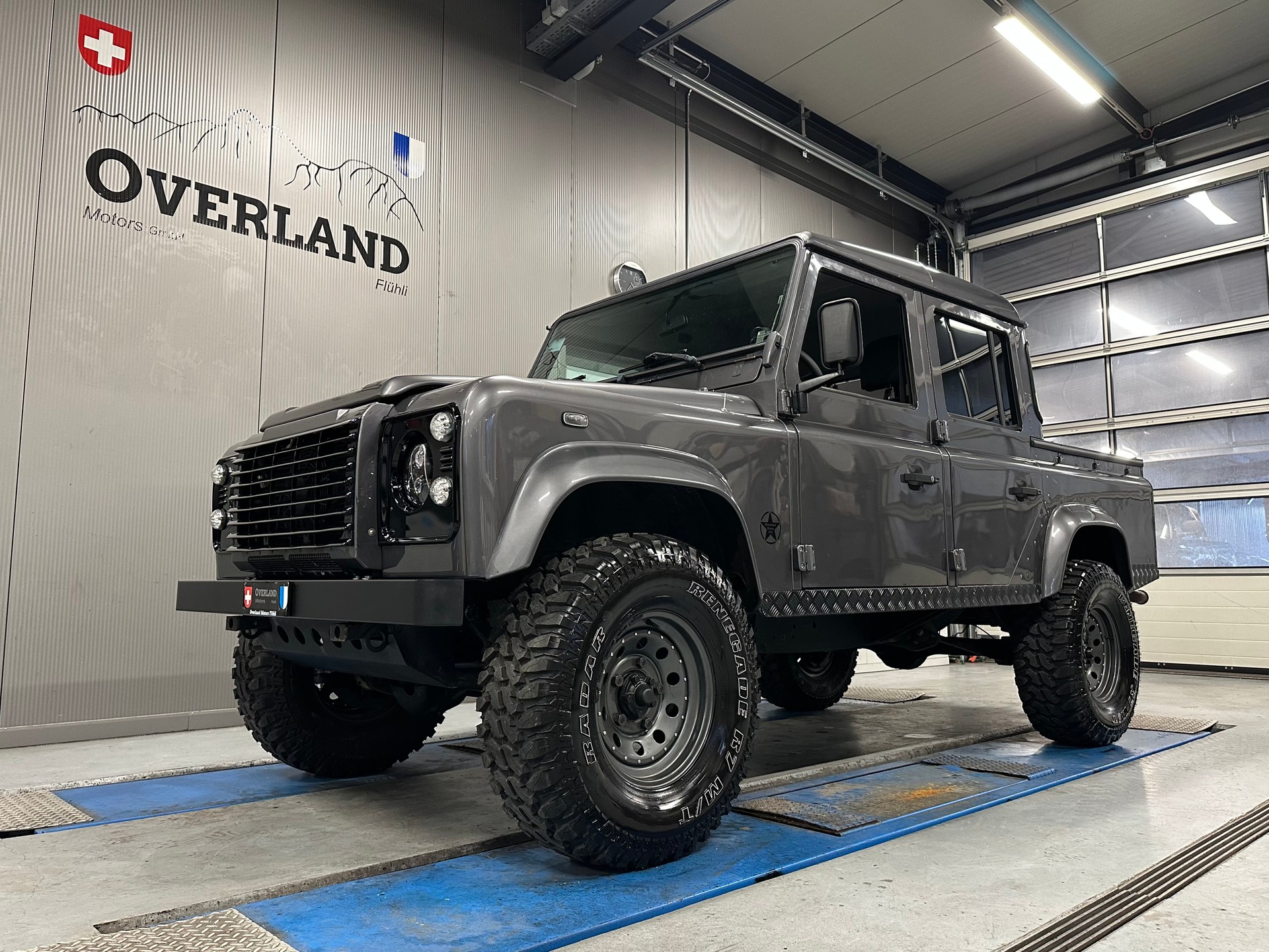 LAND ROVER Defender 110 2.5Td5 Silver-image-0