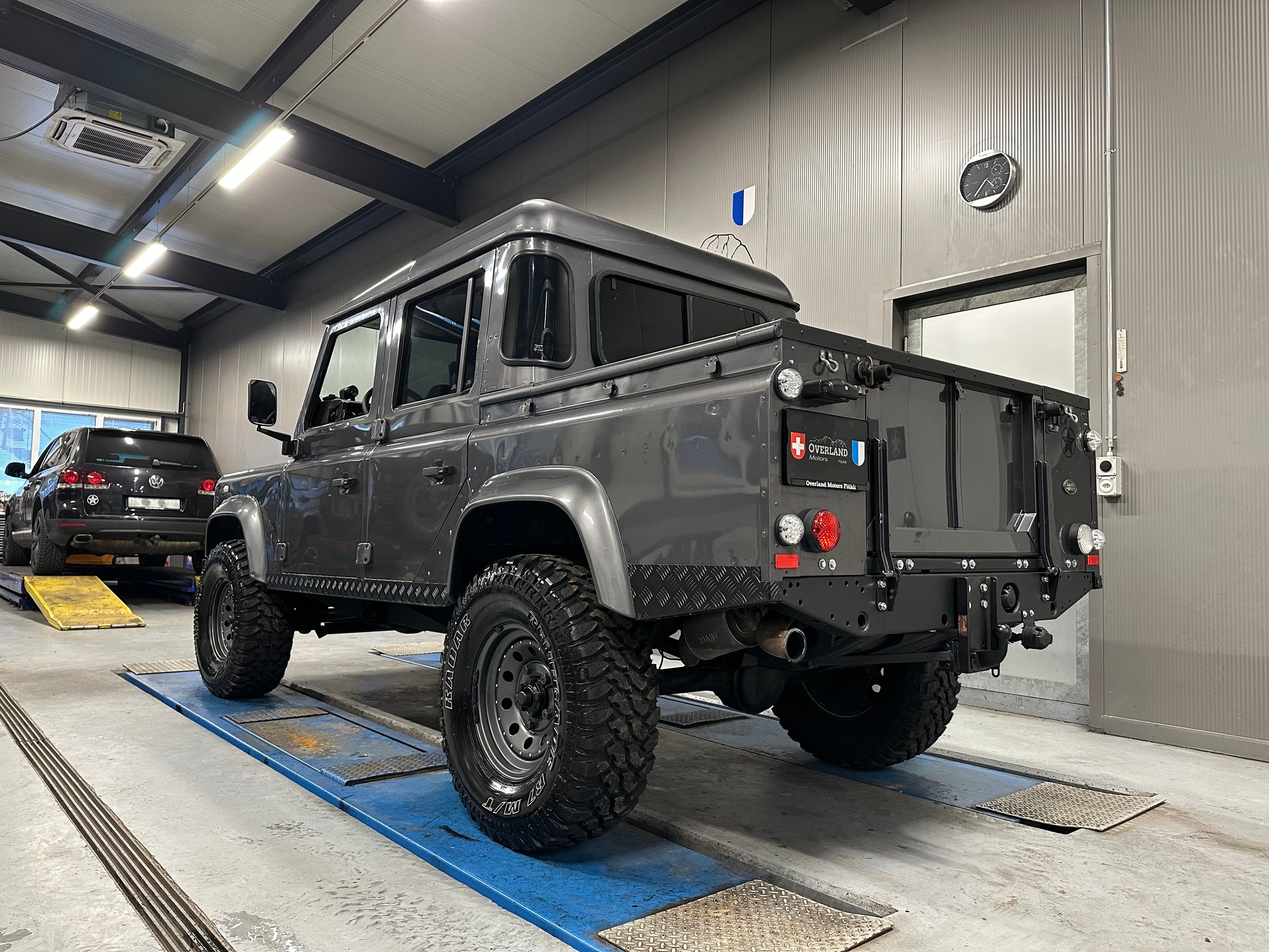 LAND ROVER Defender 110 2.5Td5 Silver-image-3