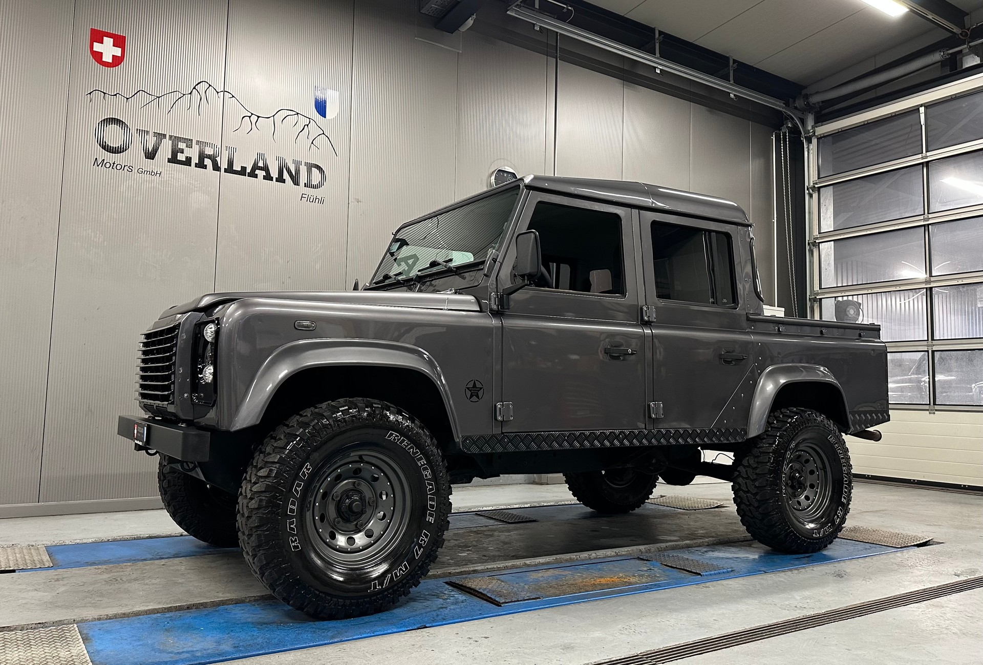 LAND ROVER Defender 110 2.5Td5 Silver-image-1