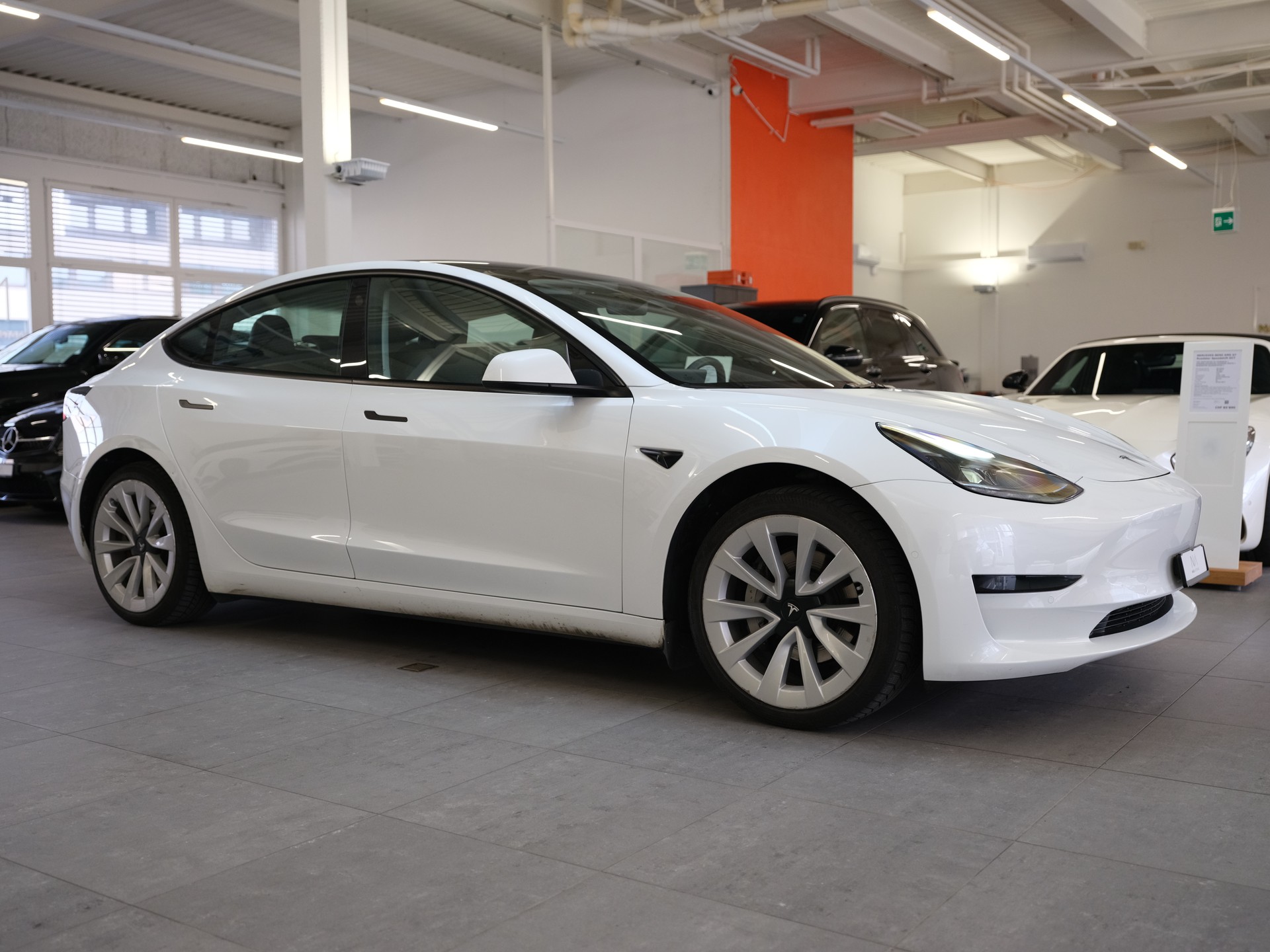 TESLA Model 3-showroom-element-1