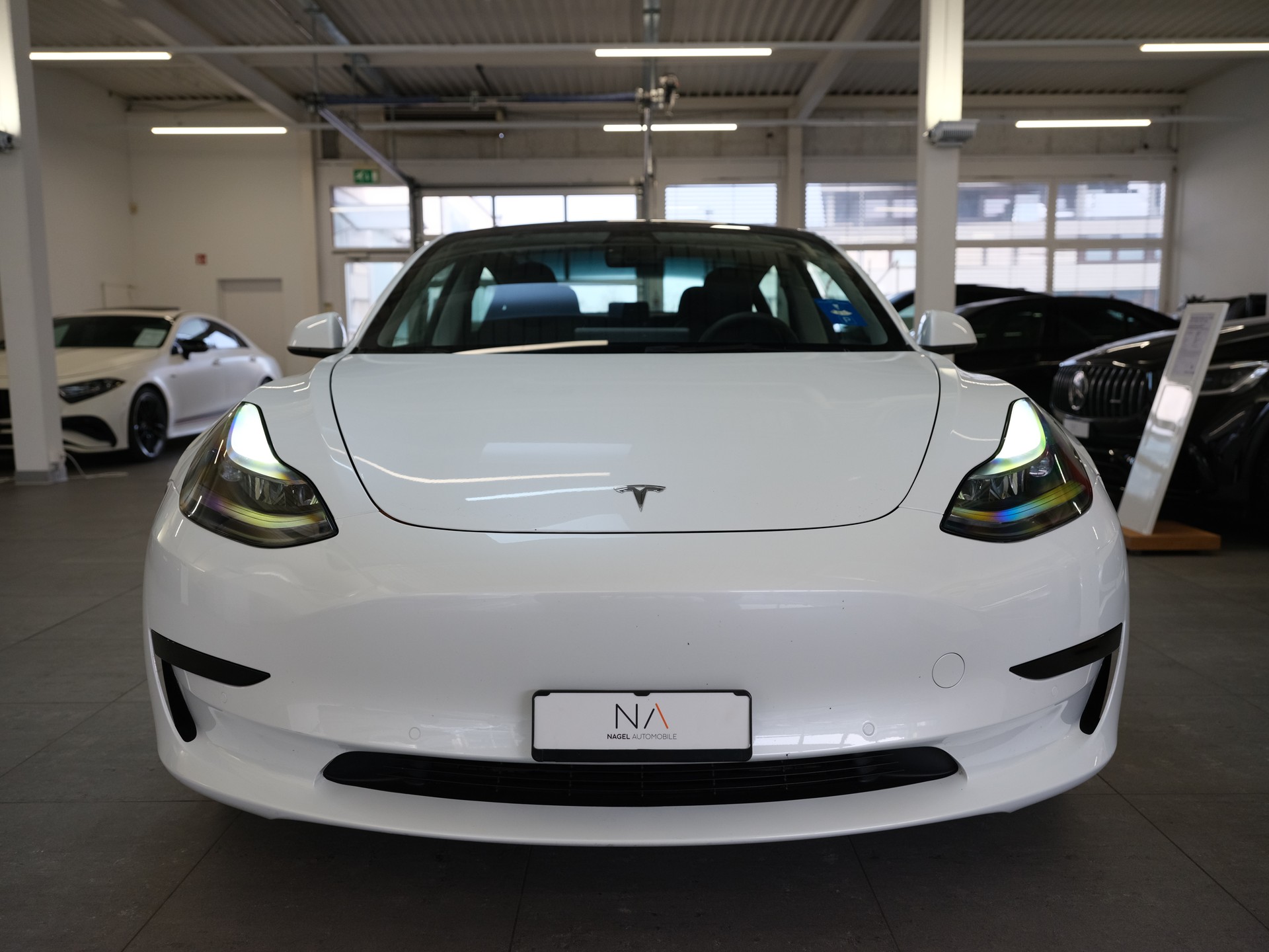 TESLA Model 3-showroom-element-2