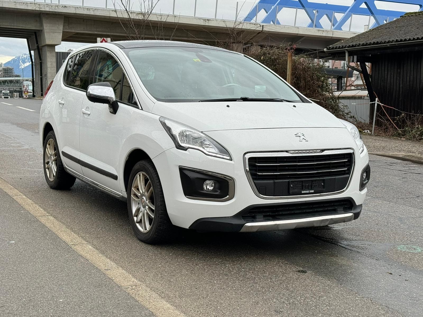 PEUGEOT 3008 1.2 Pure Tech Allure-showroom-element-1