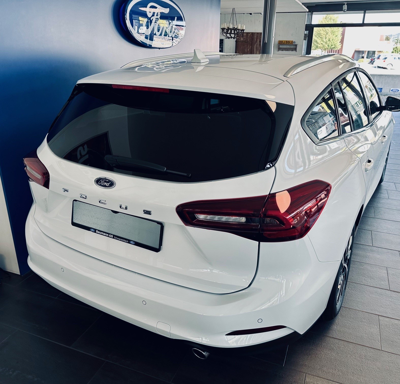 FORD Focus Station Wagon 1.0i EcoB Titanium-showroom-element-1