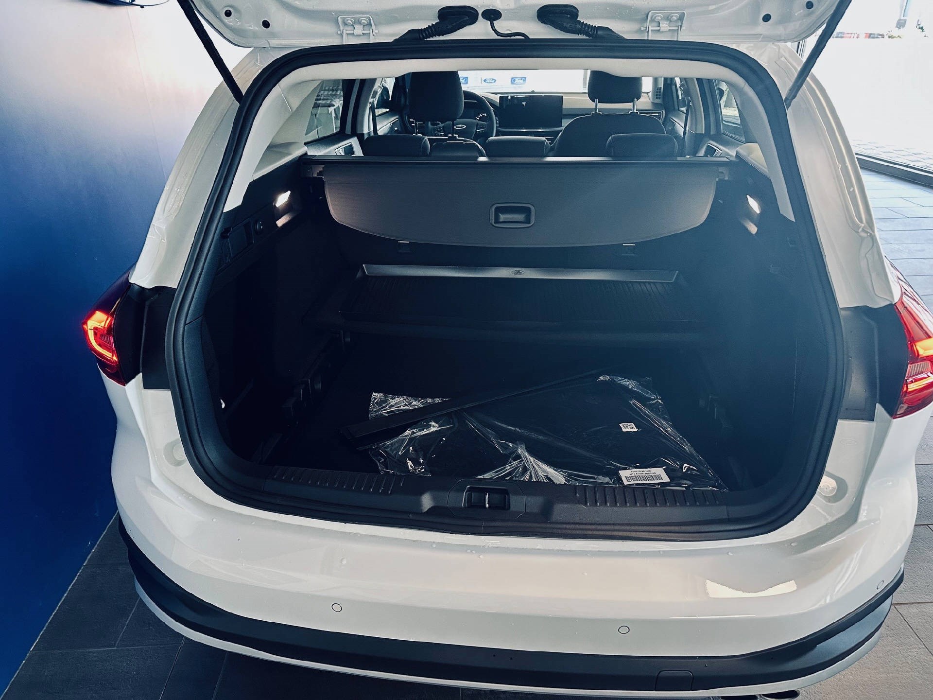 FORD Focus Station Wagon 1.0i EcoB Active-showroom-element-2