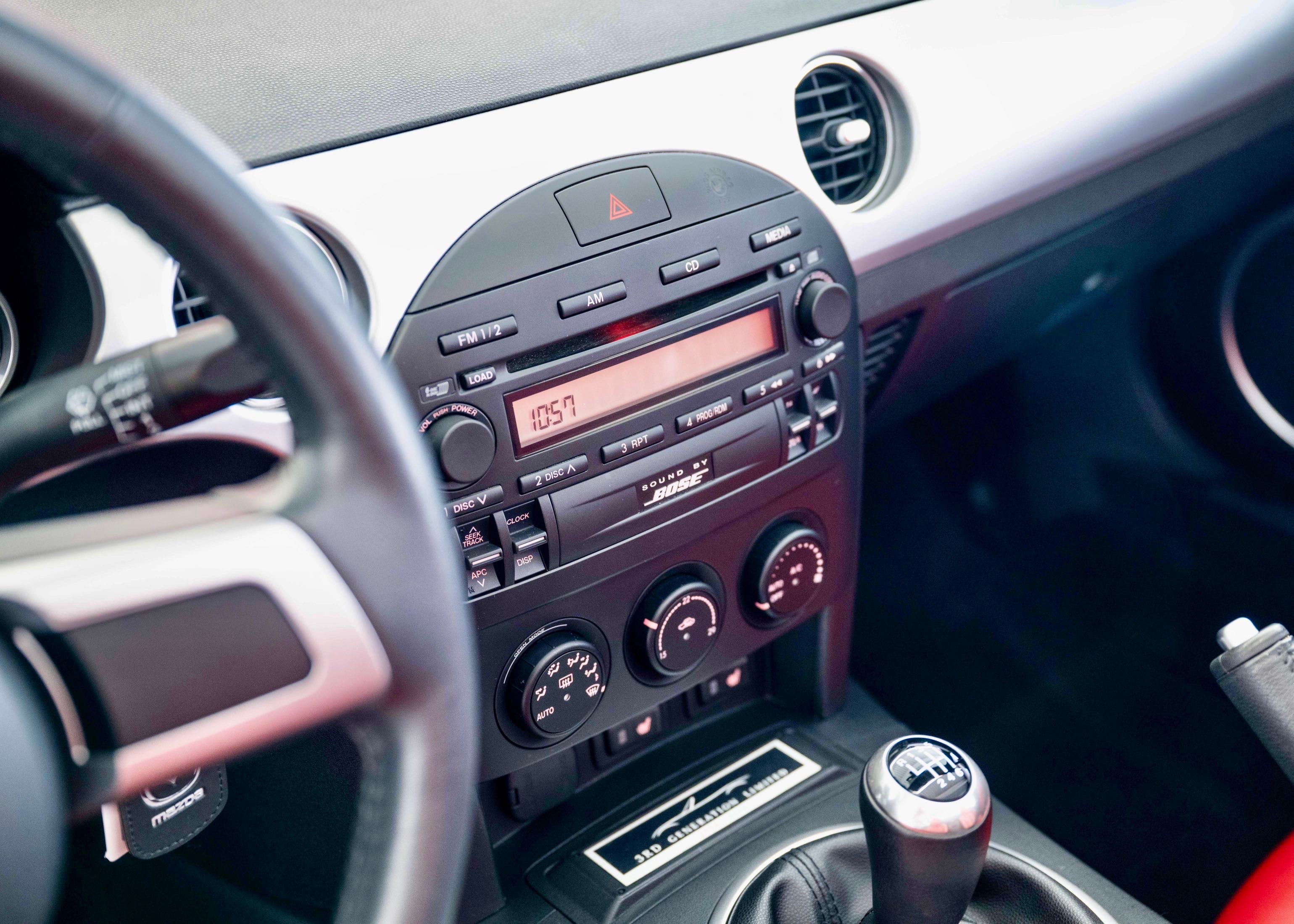 Image MAZDA MX-5 MX-5 2.0i 16V 3rd Generation (Swiss car, 1st paint, full Mazda service history, certified mileage)