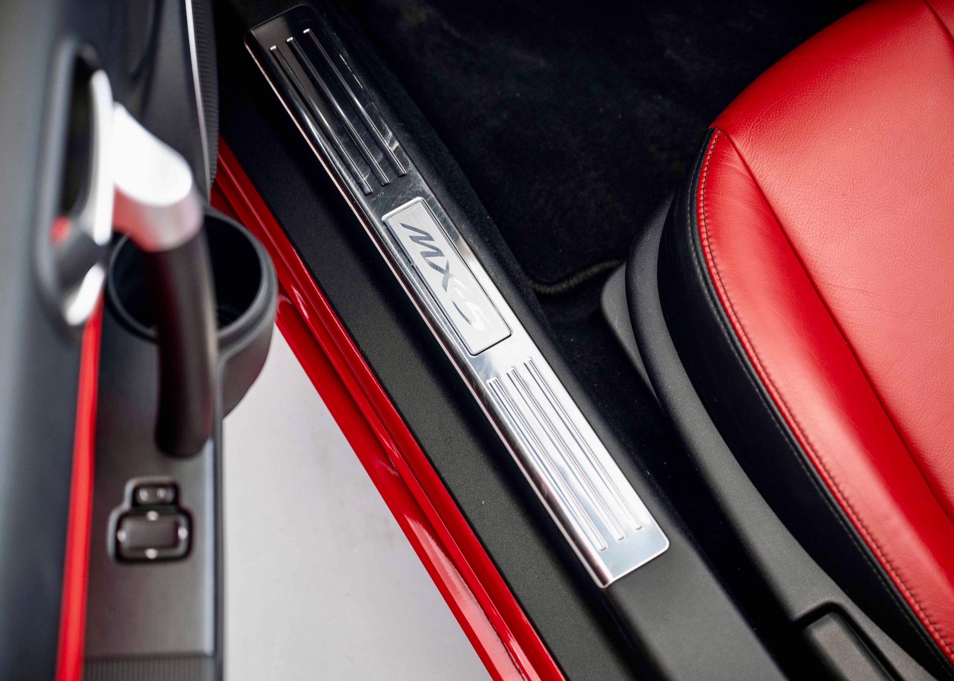 Image MAZDA MX-5 MX-5 2.0i 16V 3rd Generation (Swiss car, 1st paint, full Mazda service history, certified mileage)