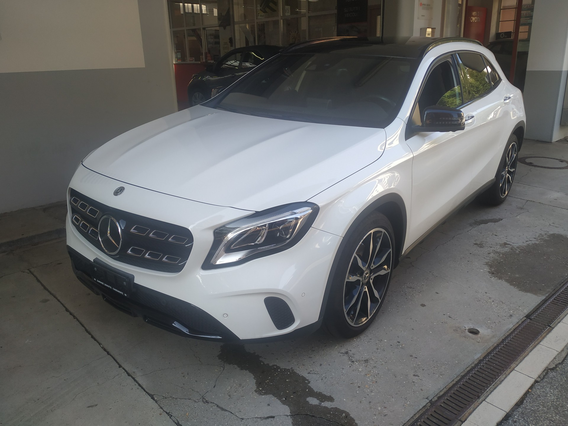 MERCEDES-BENZ GLA 250 Swiss Star 4Matic 7G-DCT-showroom-element-1