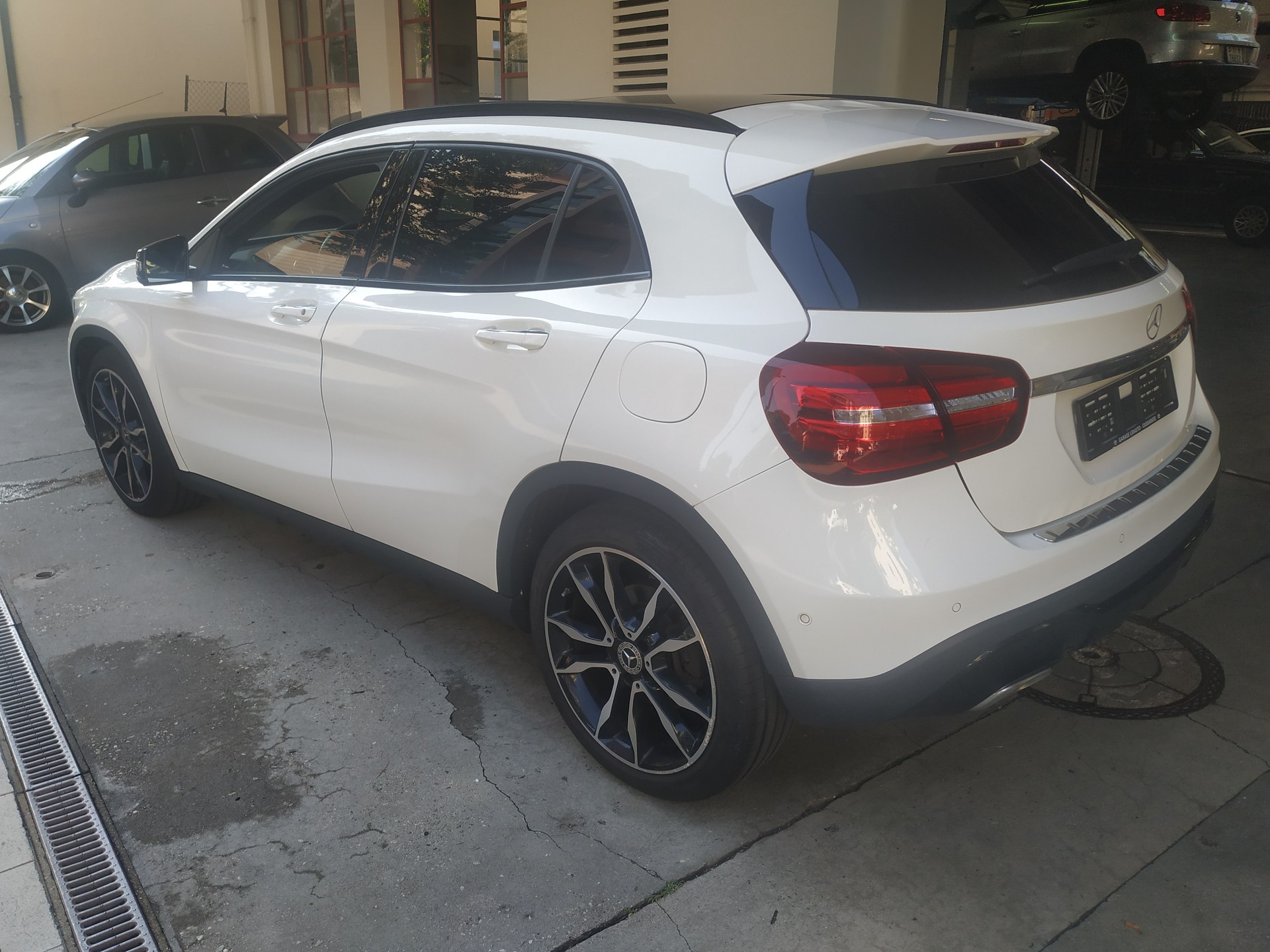 MERCEDES-BENZ GLA 250 Swiss Star 4Matic 7G-DCT-showroom-element-3