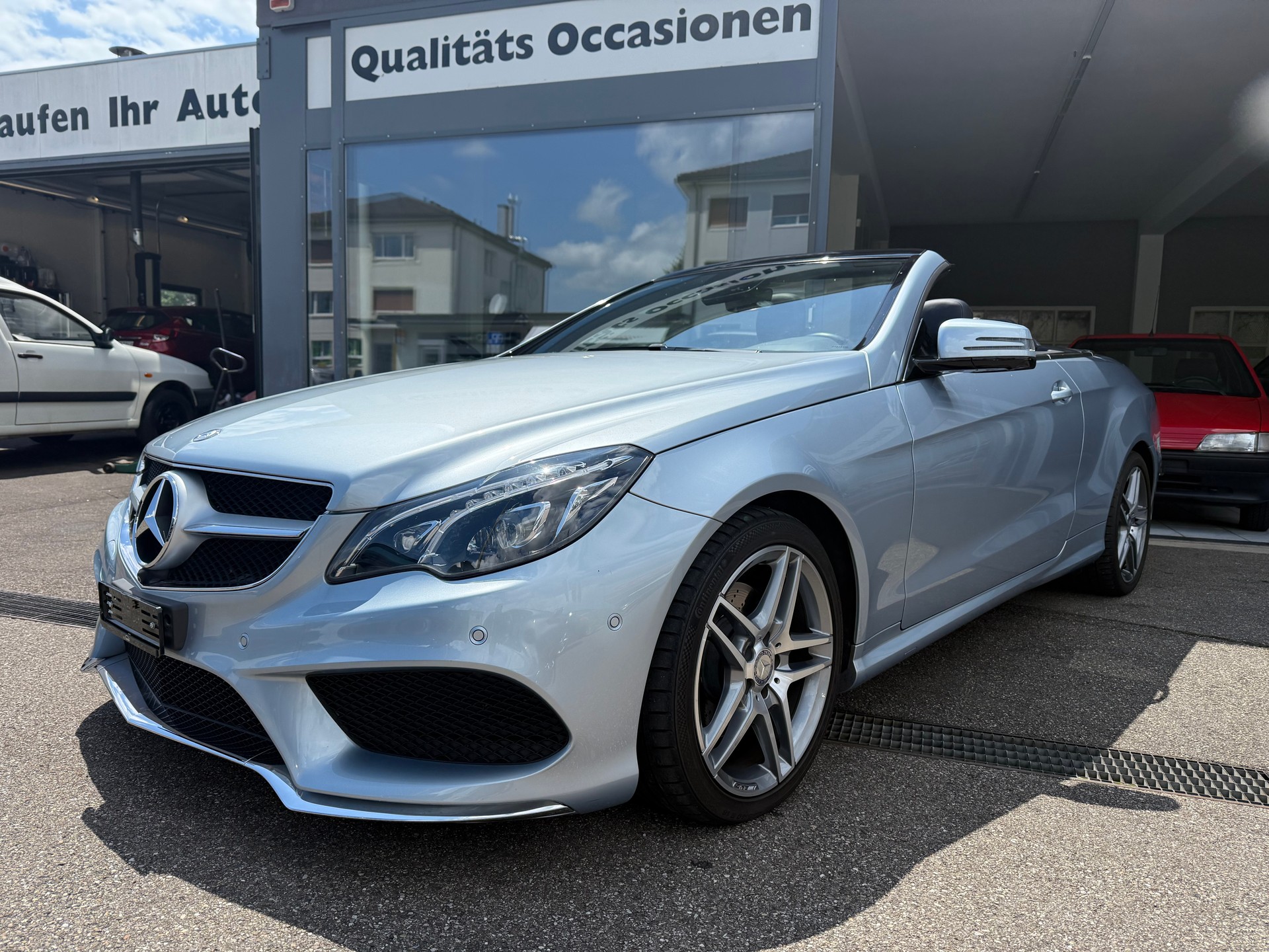 MERCEDES-BENZ E 250 7G-Tronic-showroom-element-1