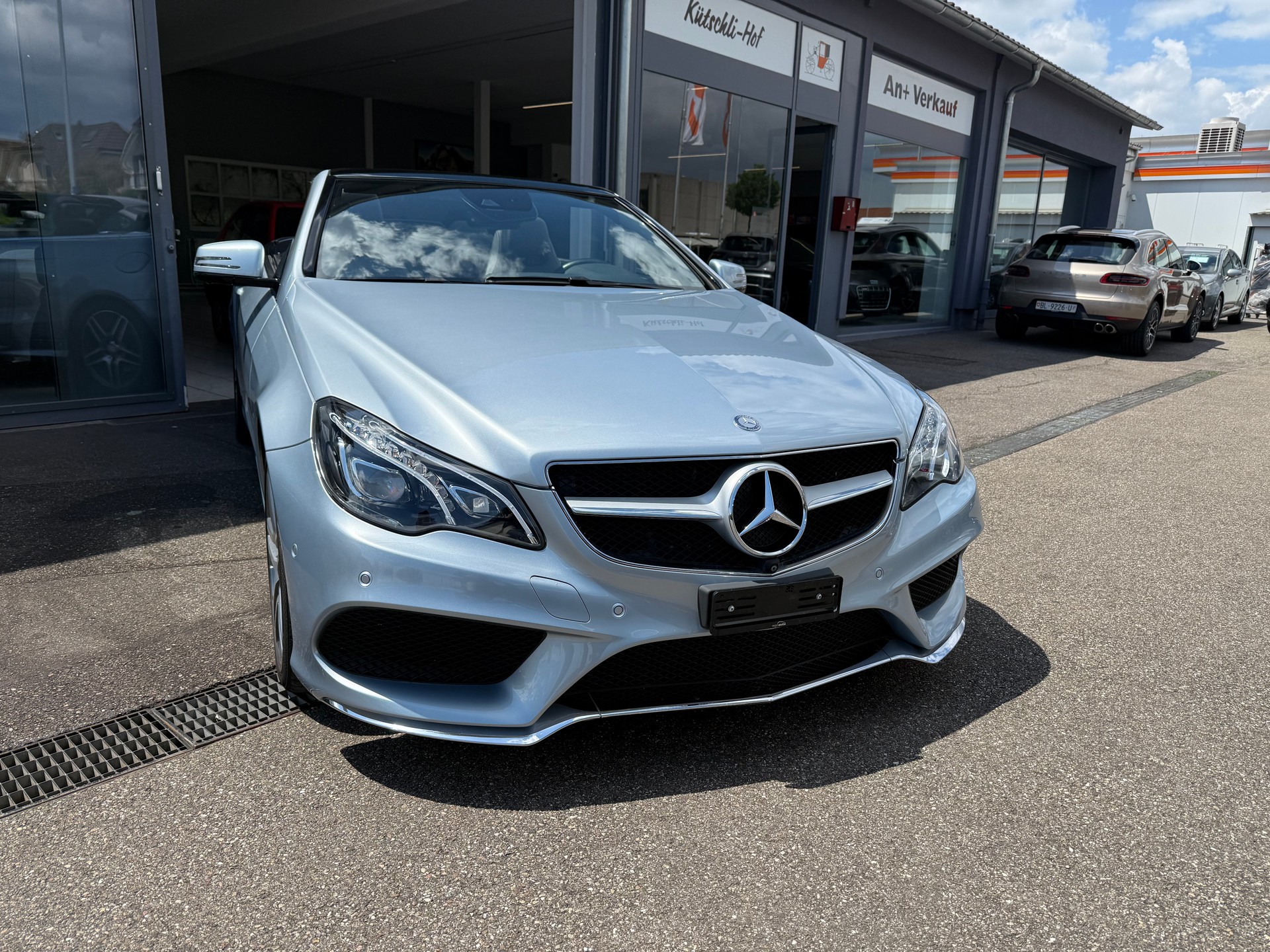 MERCEDES-BENZ E 250 7G-Tronic-showroom-element-3