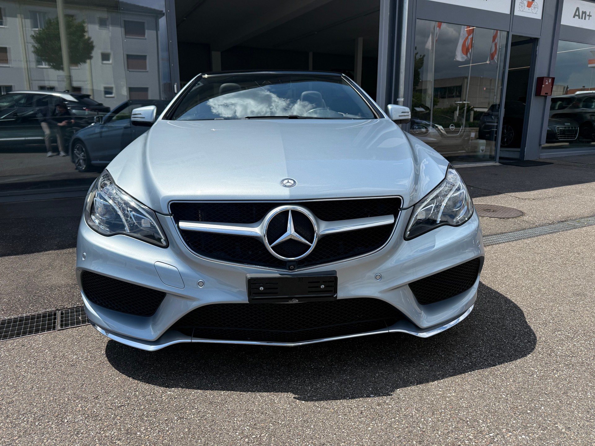 MERCEDES-BENZ E 250 7G-Tronic-showroom-element-2