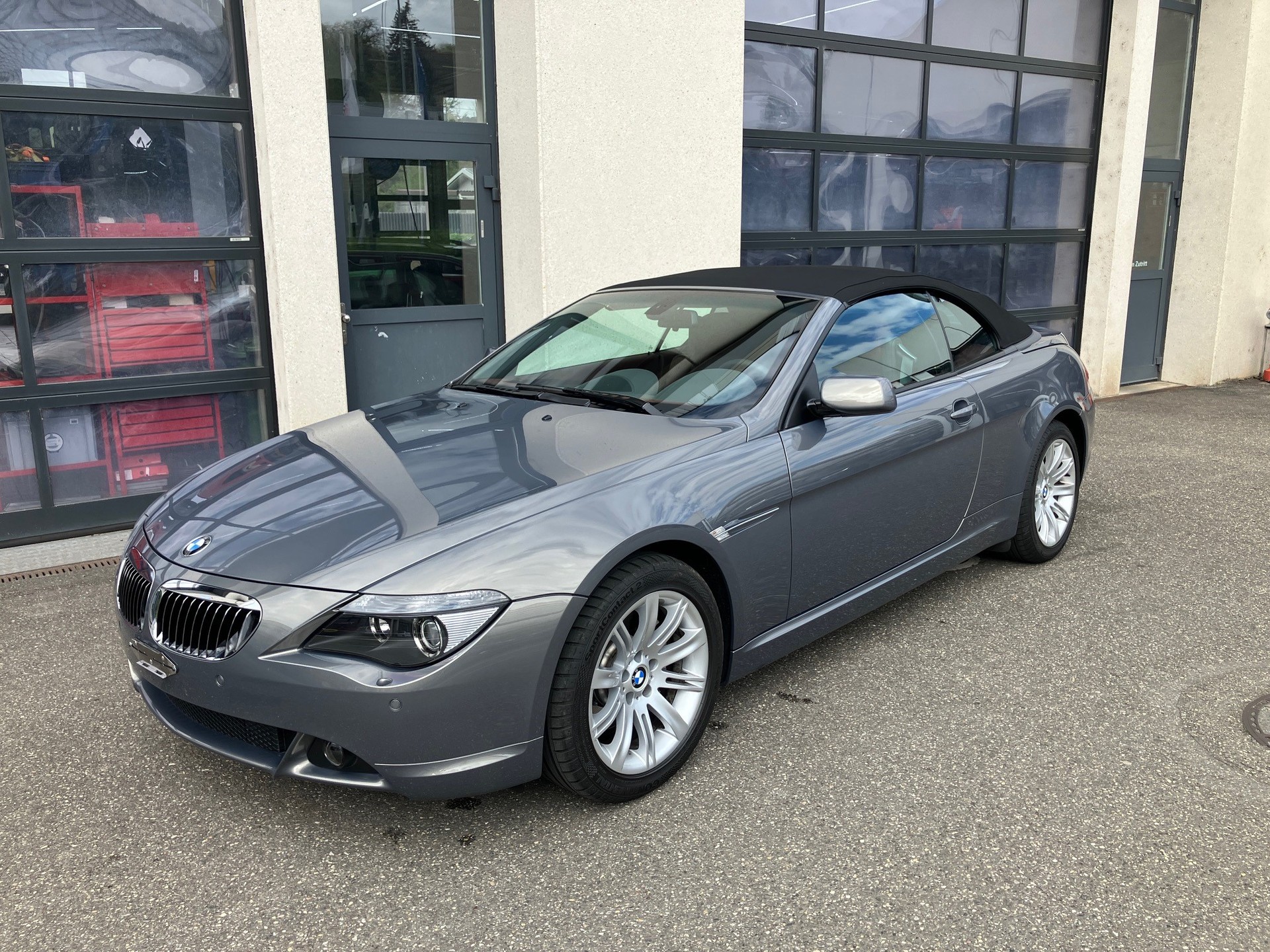 BMW 645i-showroom-element-1