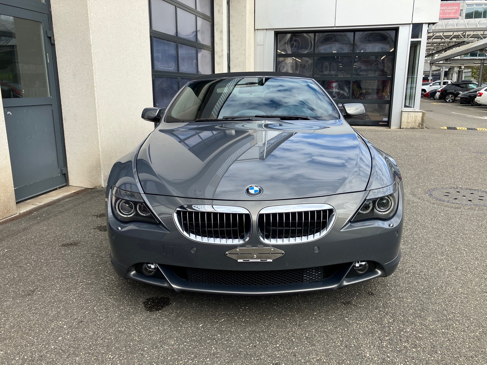 BMW 645i-showroom-element-3