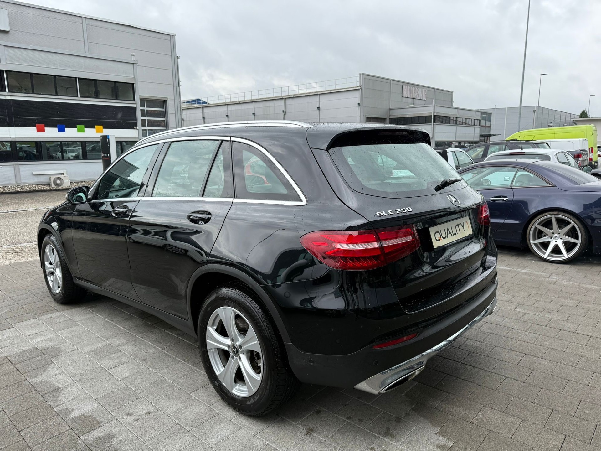 MERCEDES-BENZ GLC 250 Exclusive 4Matic 9G-Tronic-showroom-element-3