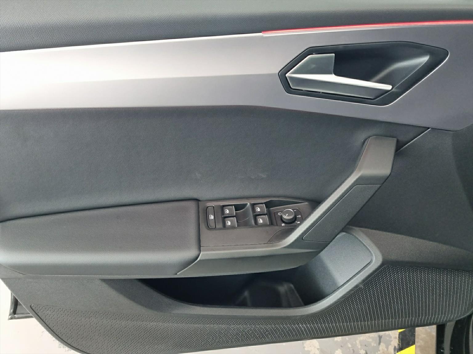SEAT LEON 1.5 eTSI DSG FR Pano-image-11