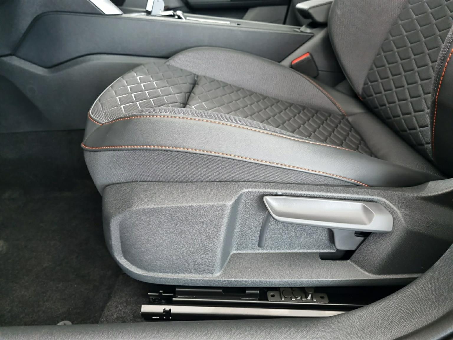 SEAT LEON 1.5 eTSI DSG FR Pano-image-12