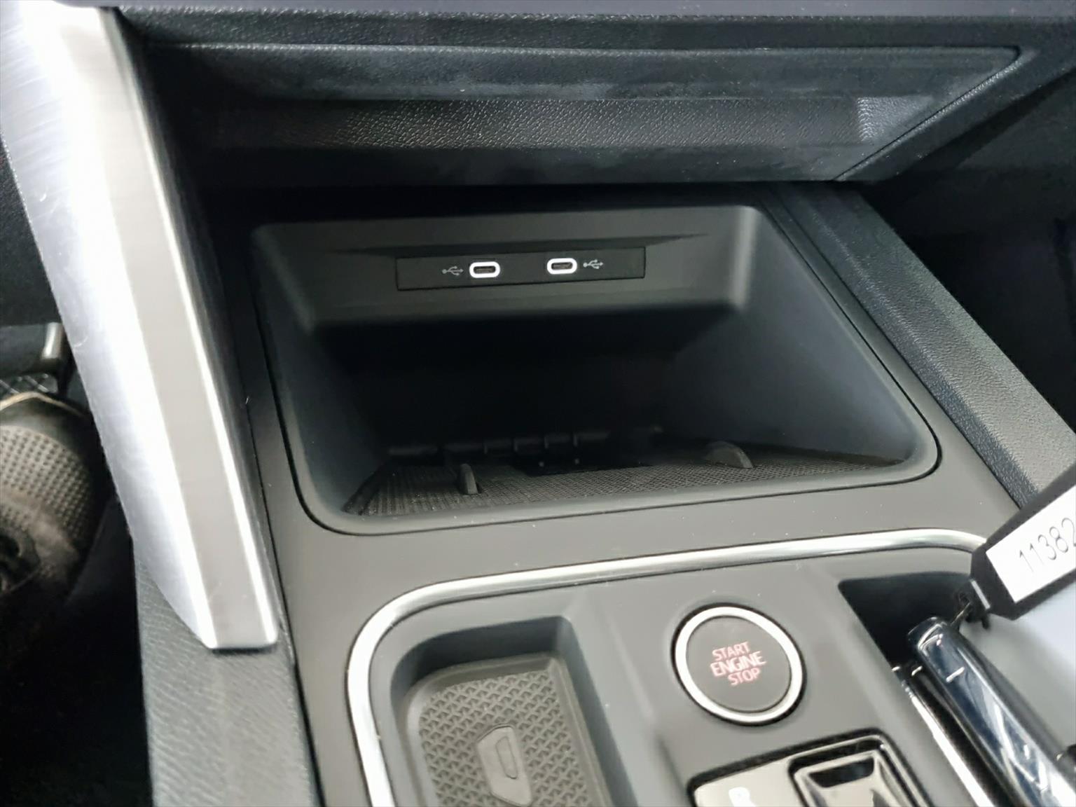 SEAT LEON 1.5 eTSI DSG FR Pano-image-10