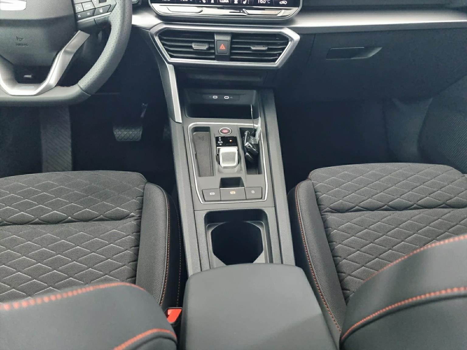 SEAT LEON 1.5 eTSI DSG FR Pano-image-7