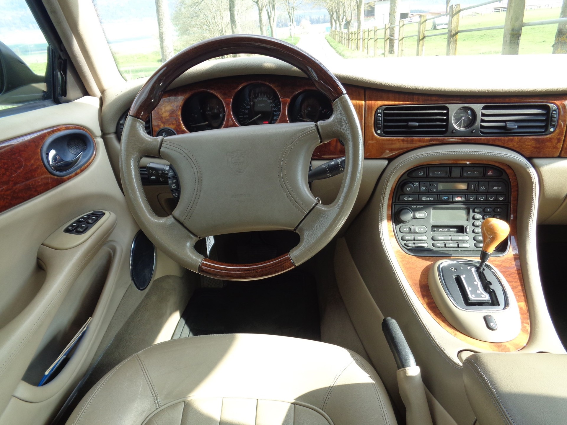 JAGUAR XJ 3.2 V8-image-10