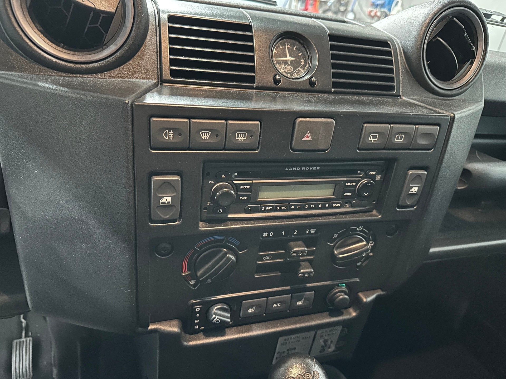 LAND ROVER Defender 110 SW 2.4Tdc-image-12
