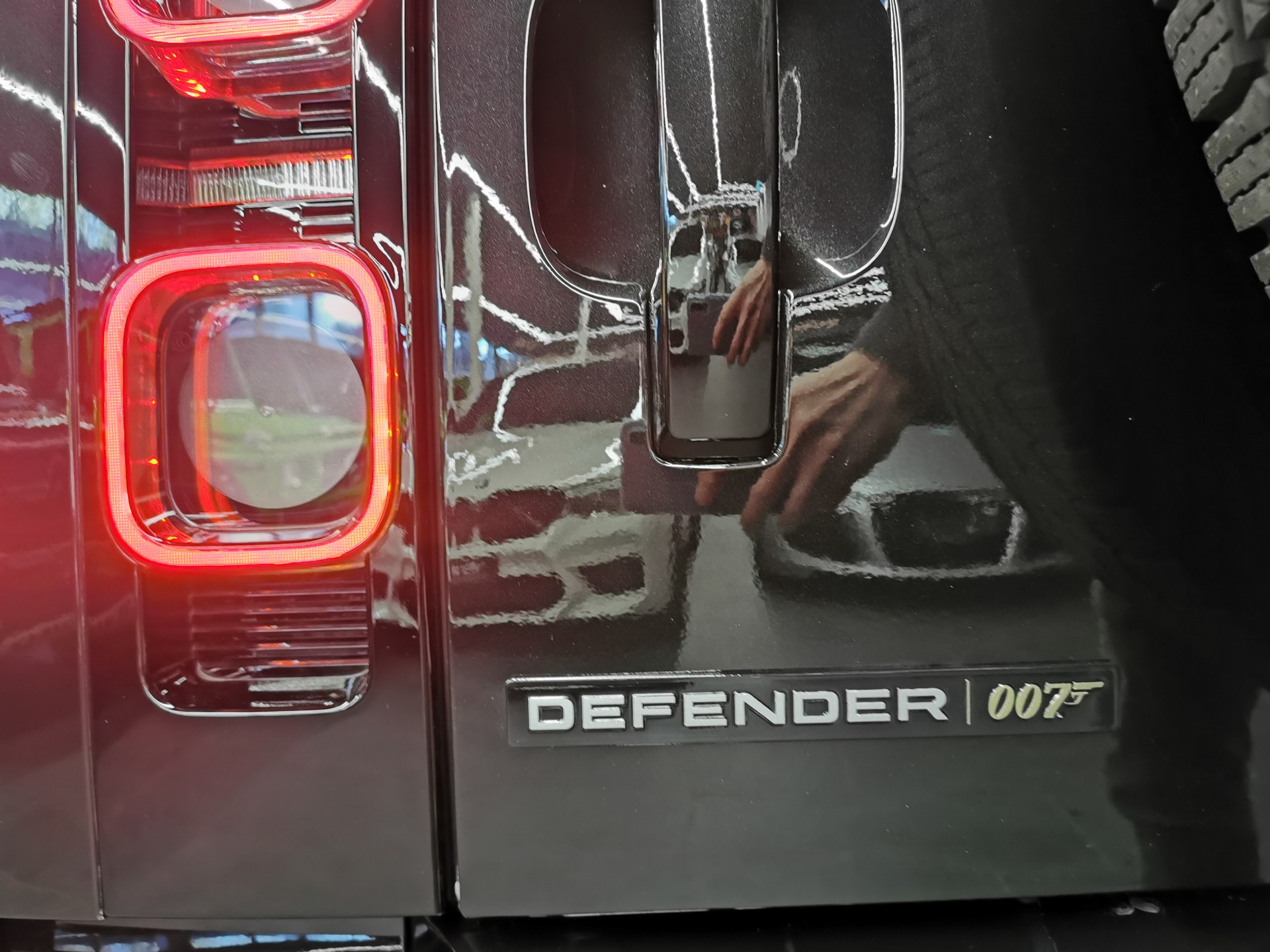 LAND ROVER Defender 90 525 V8 5.0 UNIKAT JAMES BOND EDITION 007 AT8 EINER VON 80 STÜCK WELTWEIT DER EINZIGE IN CH! COLLECTOR CAR 007-image-14