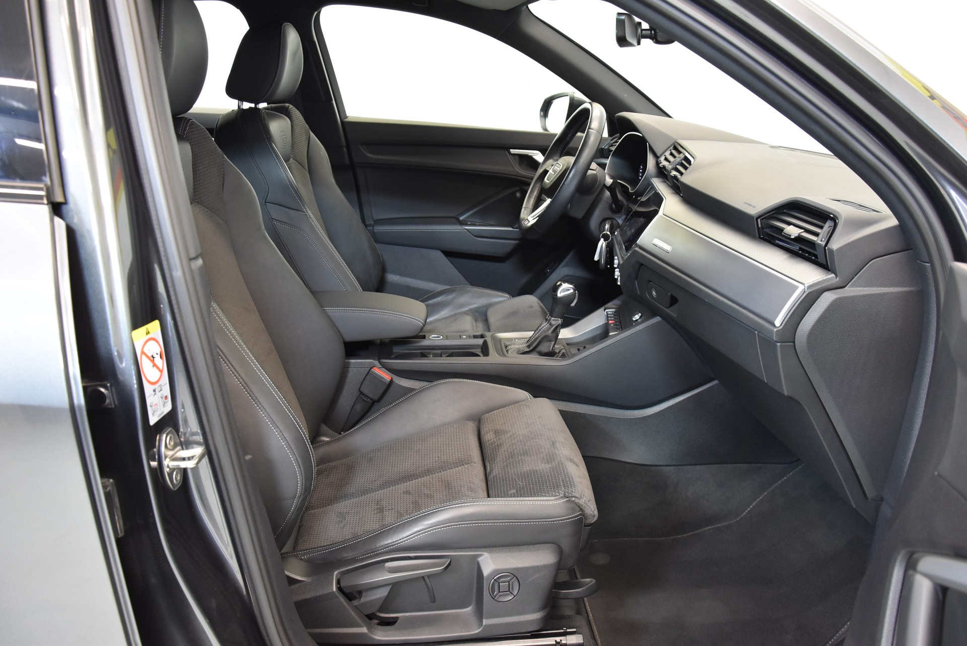 AUDI Q3 Sportback 45 TFSI S line quattro S-tronic-image-3