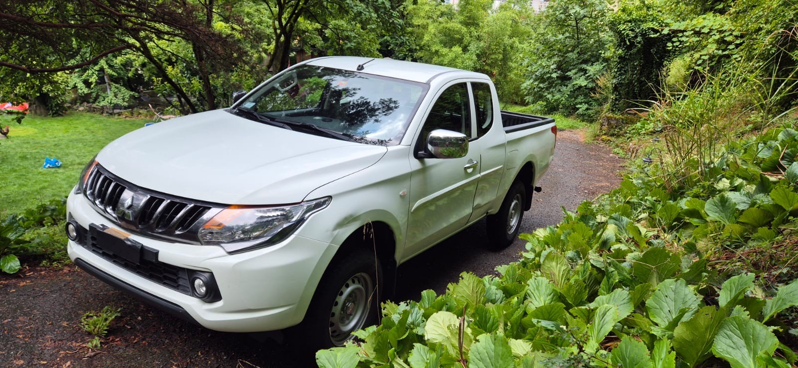 MITSUBISHI L 200 2.4 Value Club Cab