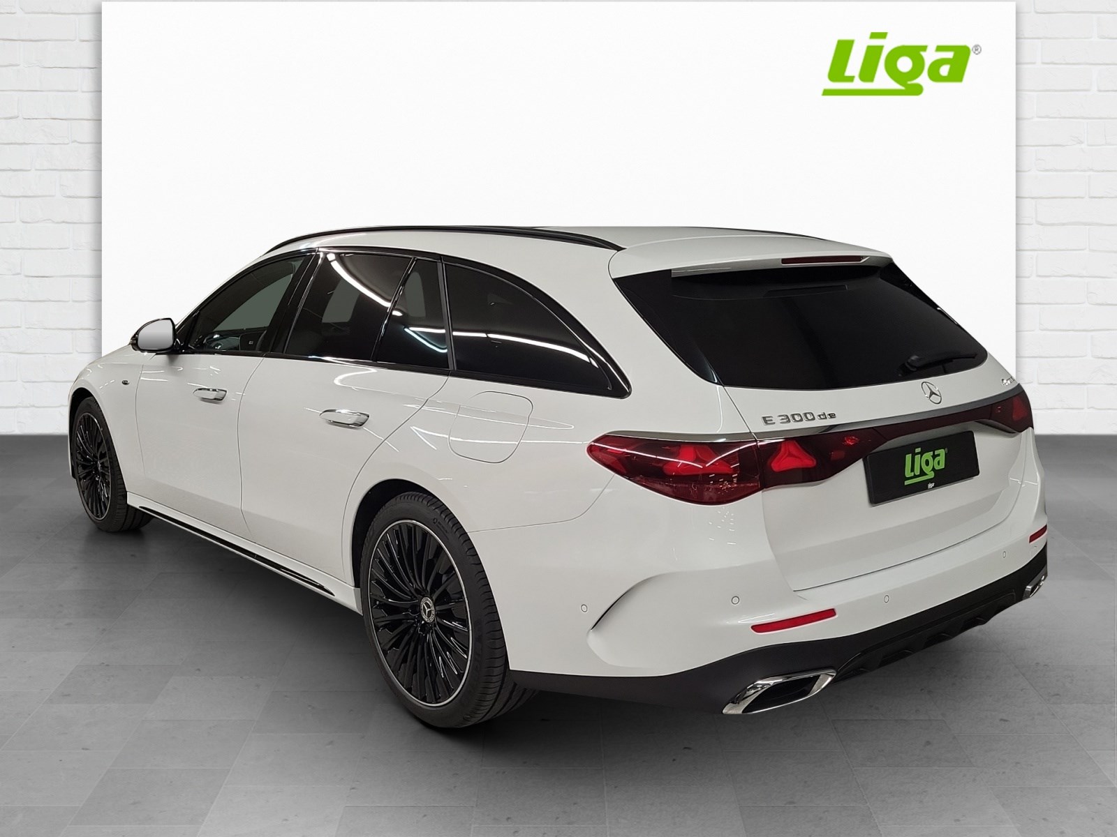 MERCEDES-BENZ E 300 de AMG Line 4Matic EQ Hybrid-showroom-element-3