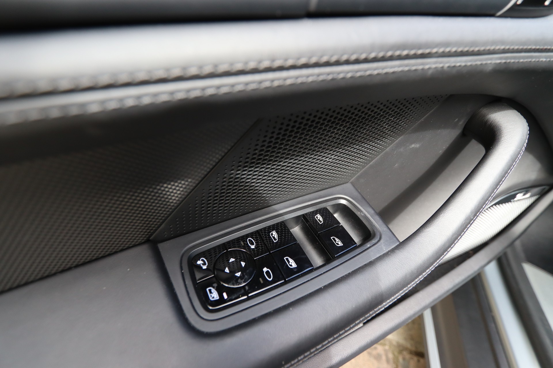 PORSCHE Taycan Turbo-image-23