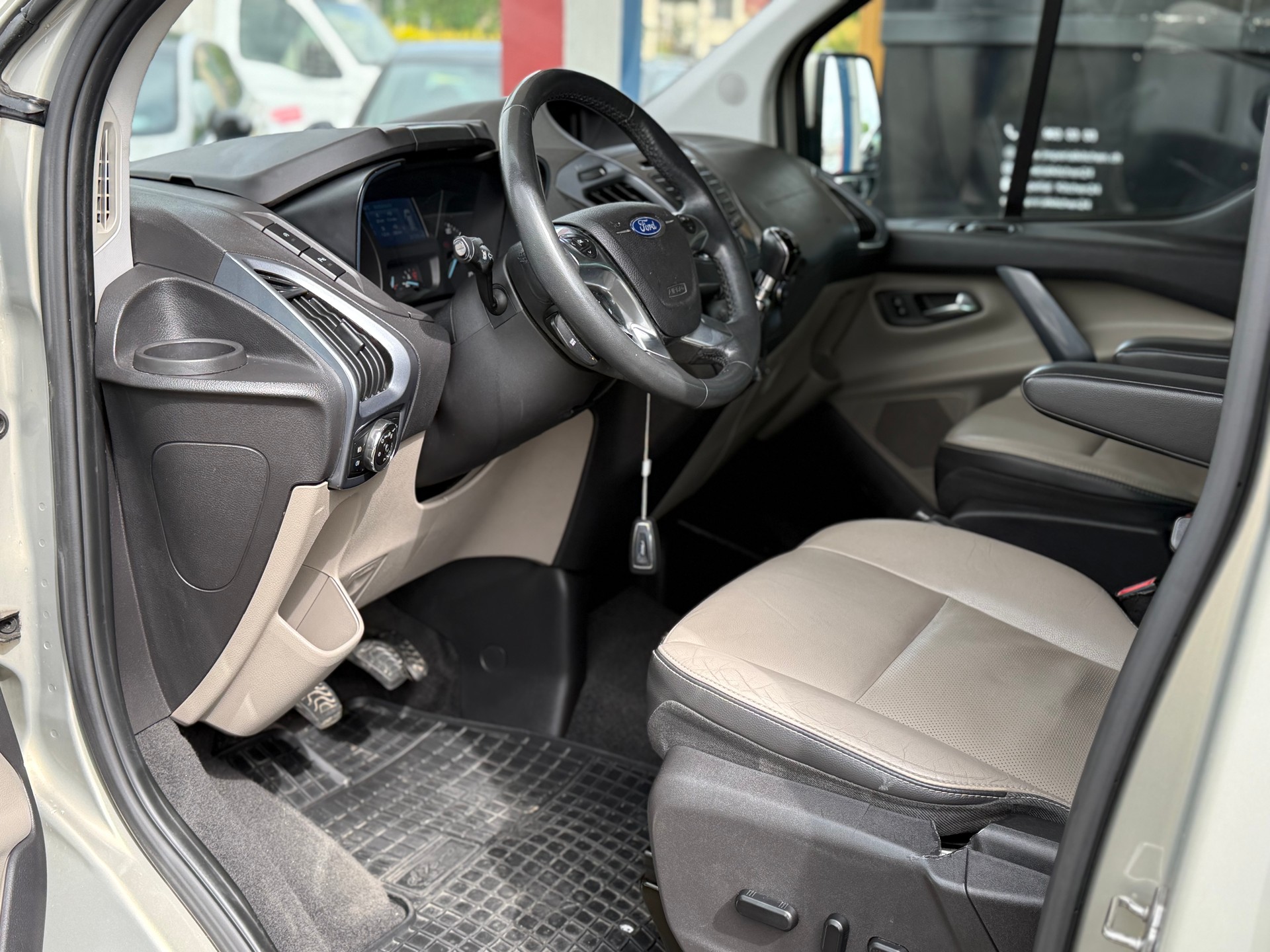FORD Tourneo Custom 300 L2H1 Titanium-image-7