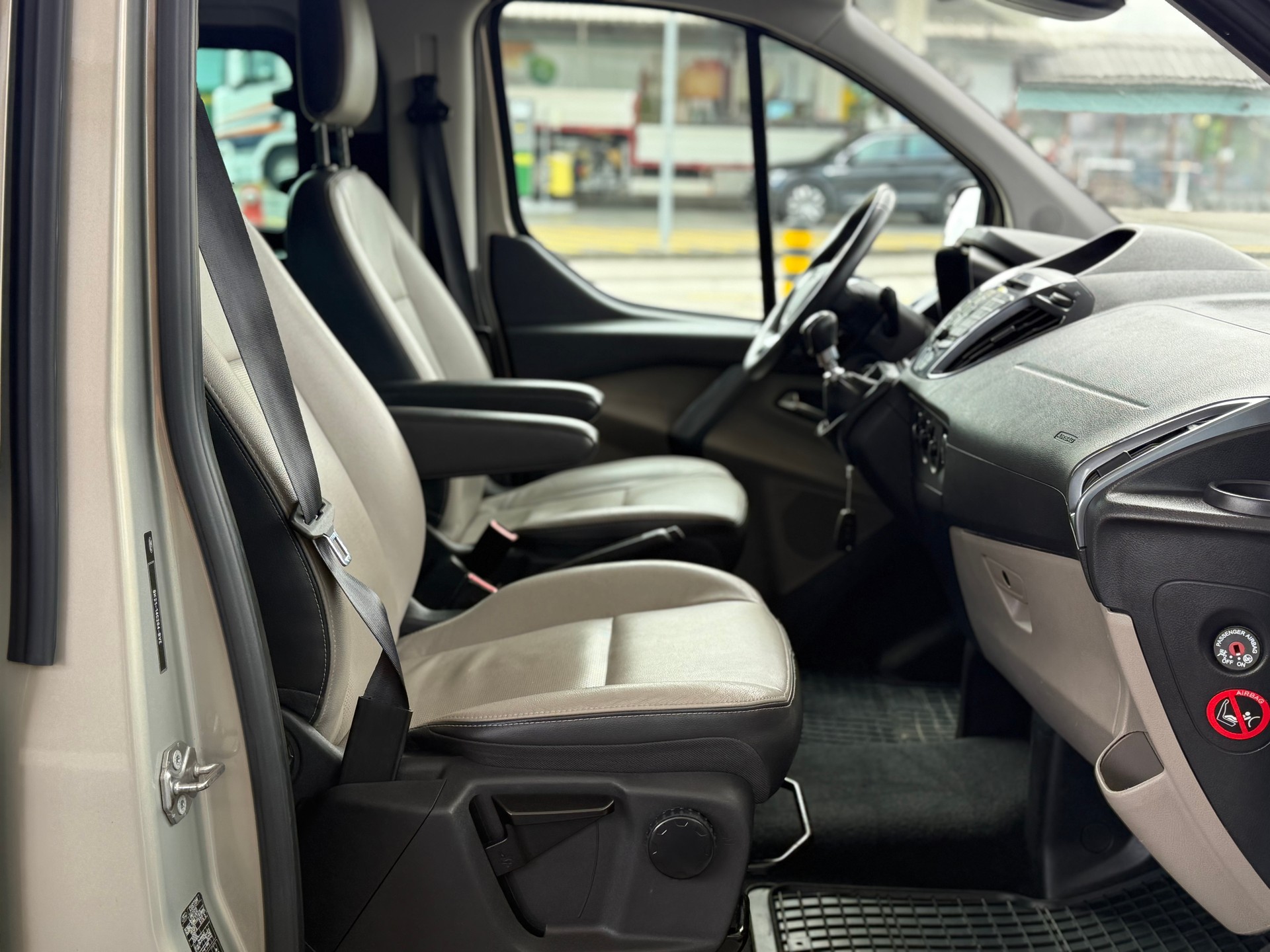 FORD Tourneo Custom 300 L2H1 Titanium-image-13