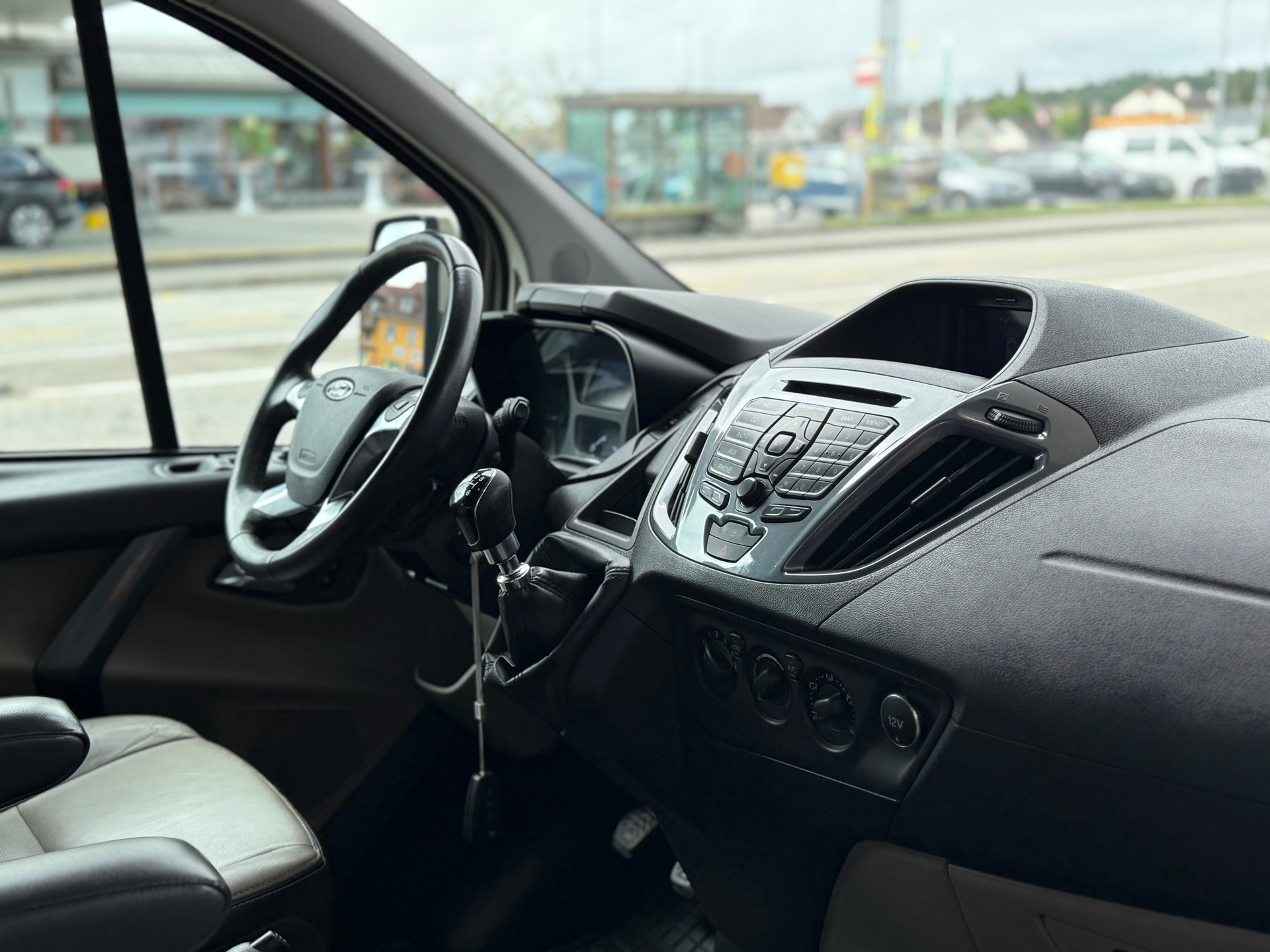 FORD Tourneo Custom 300 L2H1 Titanium-image-14