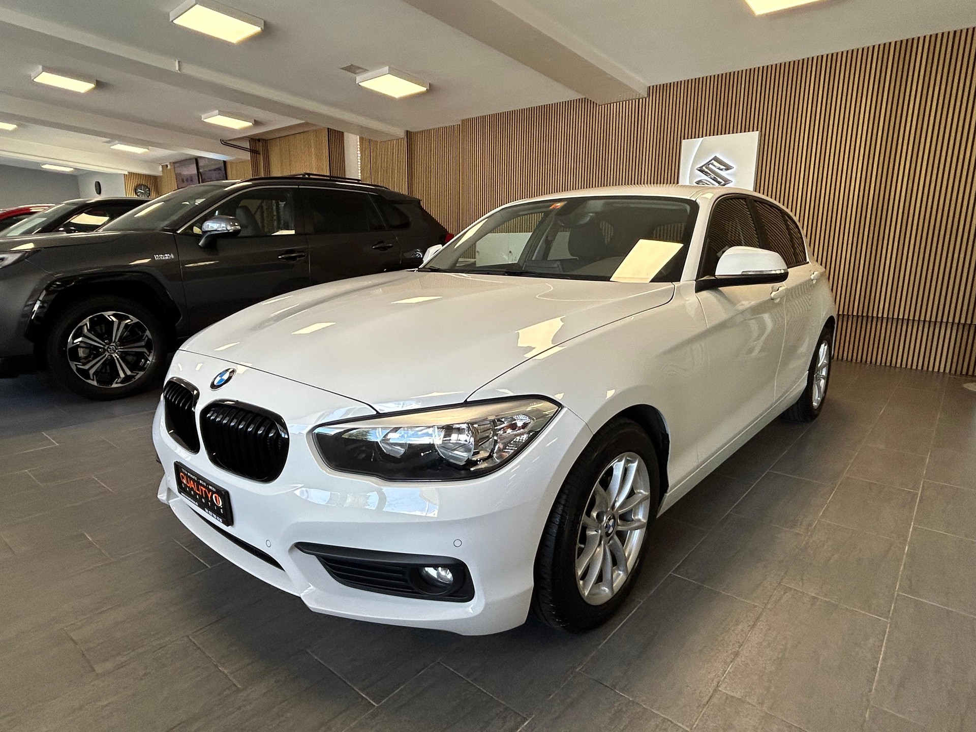 BMW 118i Essential Ed.-showroom-element-3