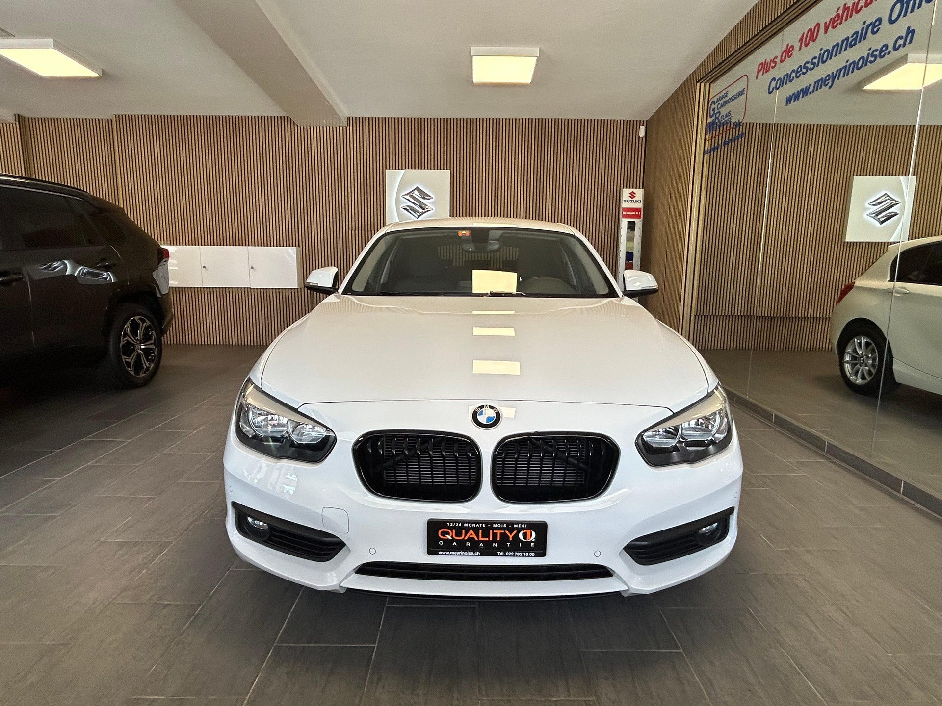 BMW 118i Essential Ed.-showroom-element-2