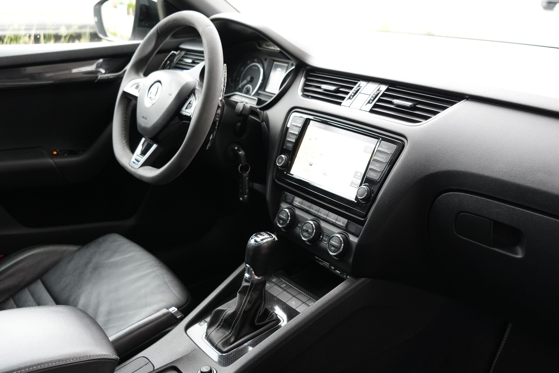 SKODA Octavia Combi 2.0 TSI RS DSG-image-11