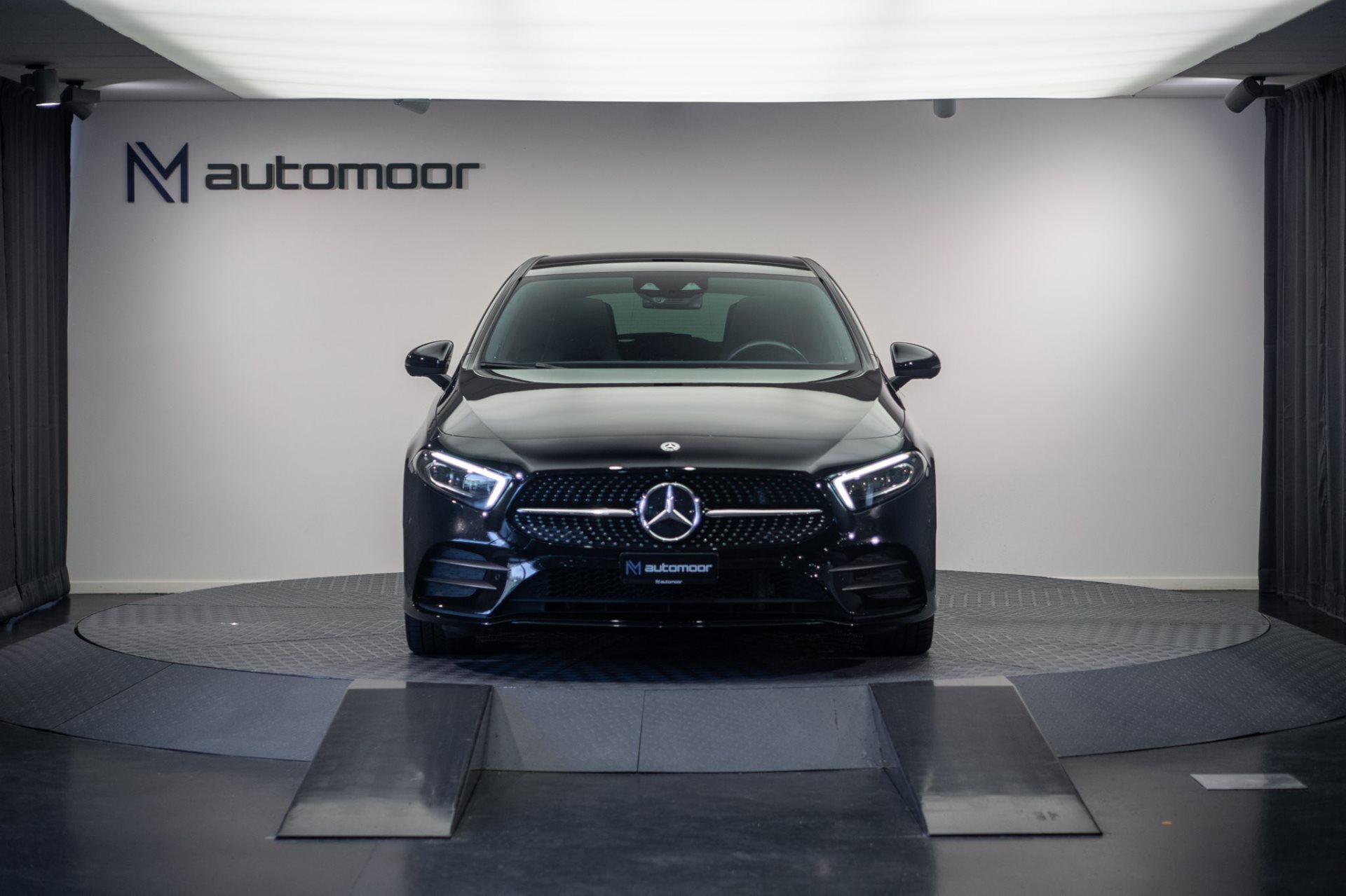 MERCEDES-BENZ A 250 AMG Line 7G-DCT *Gratisservice* *Panorama* *Burmester* *Memory*-showroom-element-1