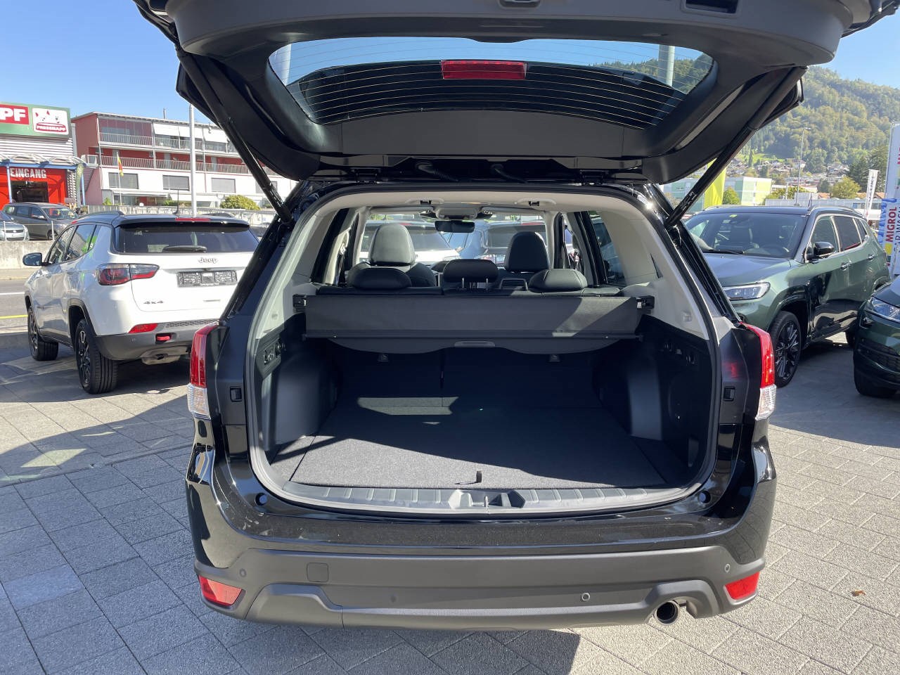 SUBARU Forester Station 2.0i e-Boxer Black Edition-image-5