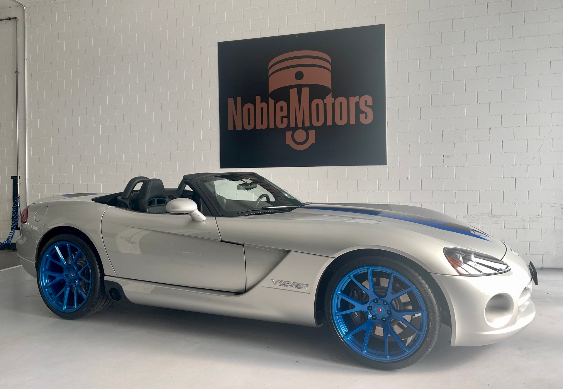 DODGE Viper SRT 10 - 505 - Roadster / Cabrio-showroom-element-2