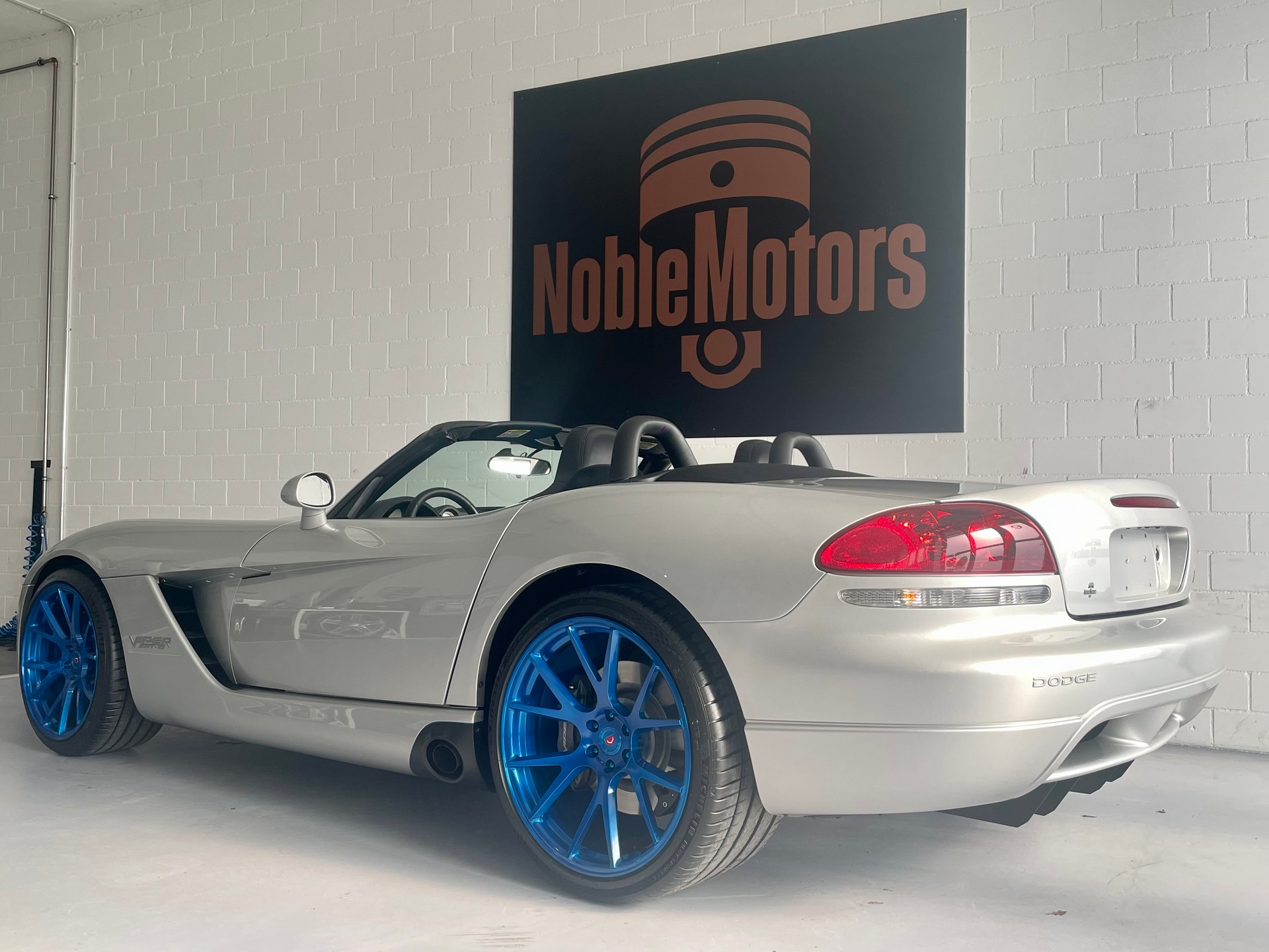 DODGE Viper SRT 10 - 505 - Roadster / Cabrio-showroom-element-3