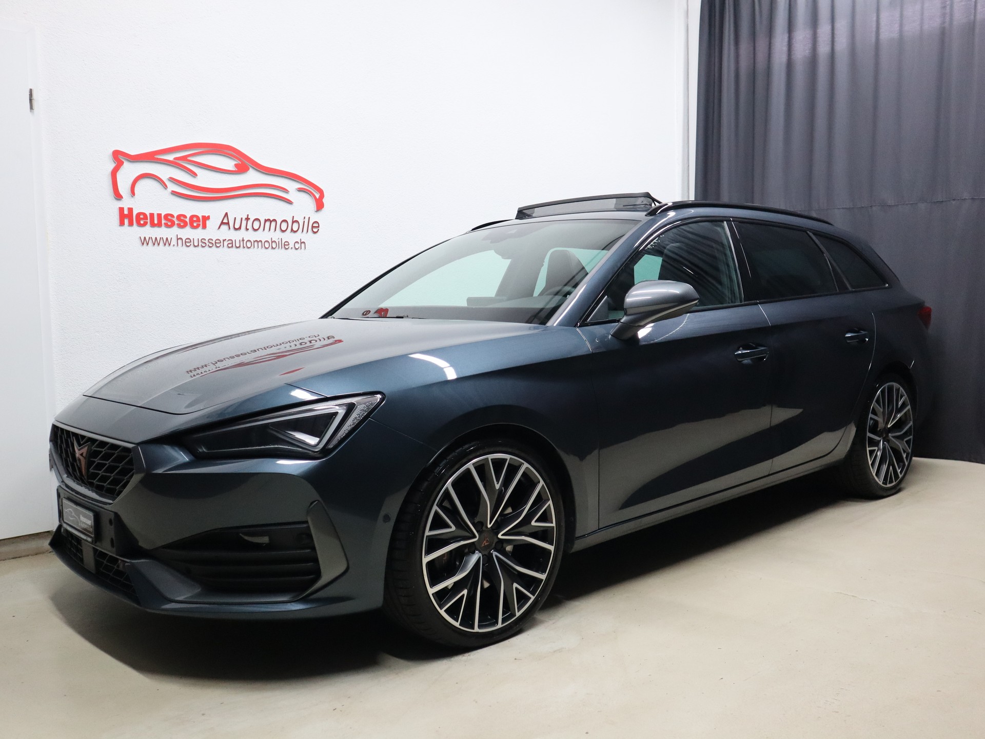 CUPRA LEON ST 2.0 TSI VZ DSG 4Drive - Panorama - Digital Cockpit - Navi - Sportsitze - DCC - 310 PS-showroom-element-1