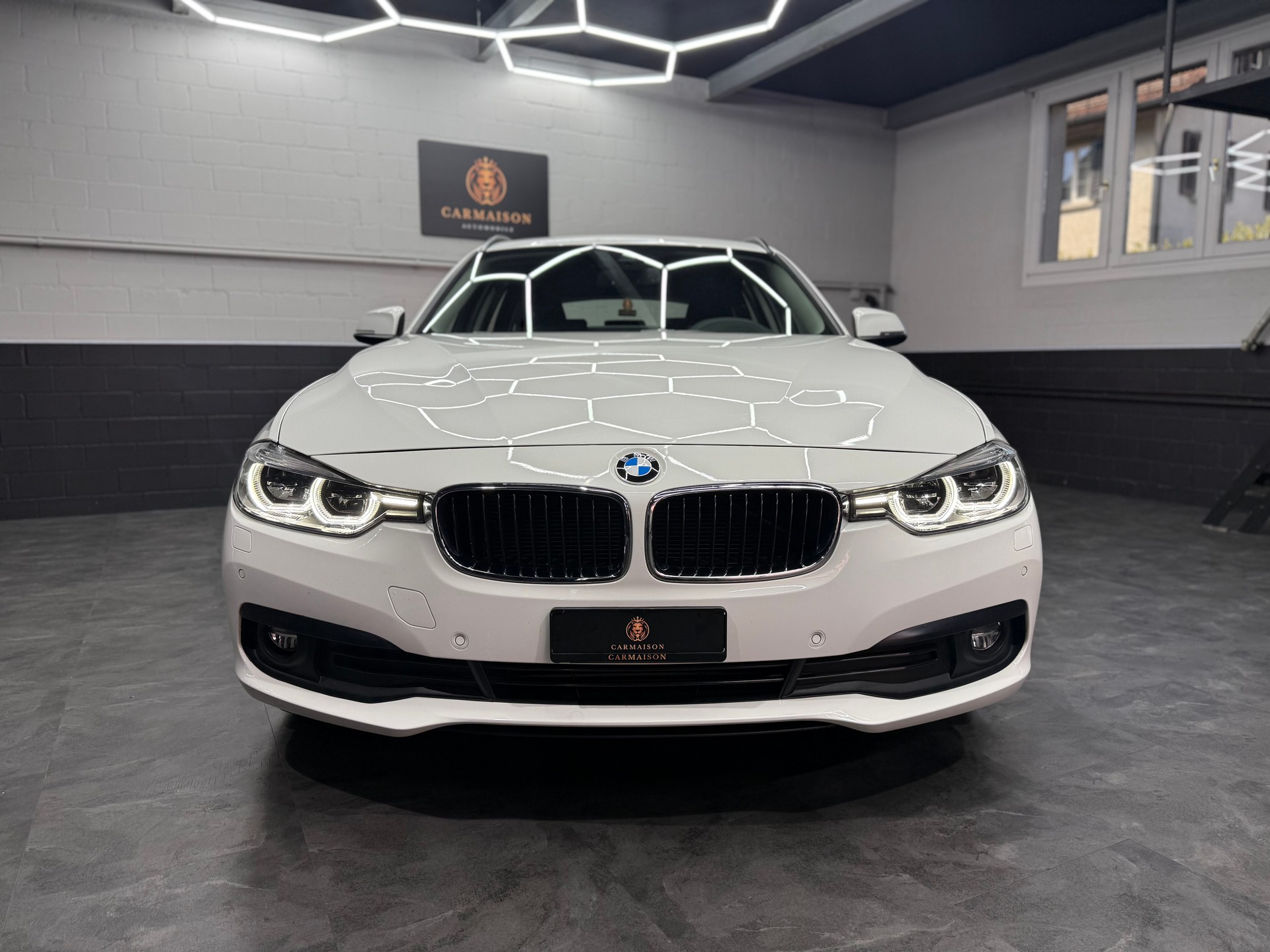 BMW 320d xDrive Touring Steptronic-showroom-element-1
