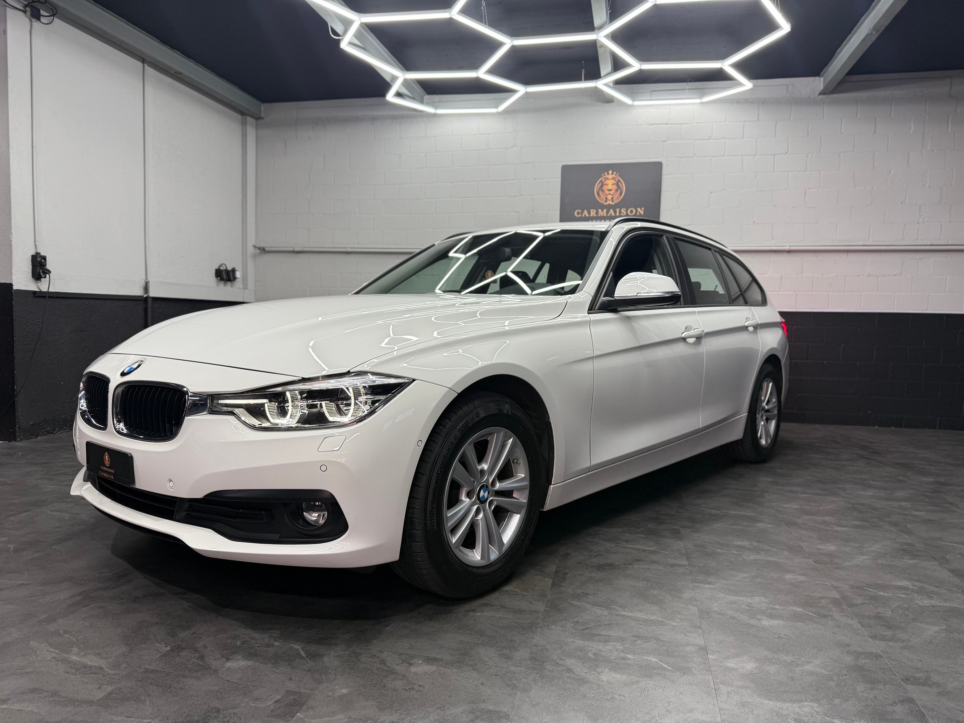 BMW 320d xDrive Touring Steptronic-showroom-element-2