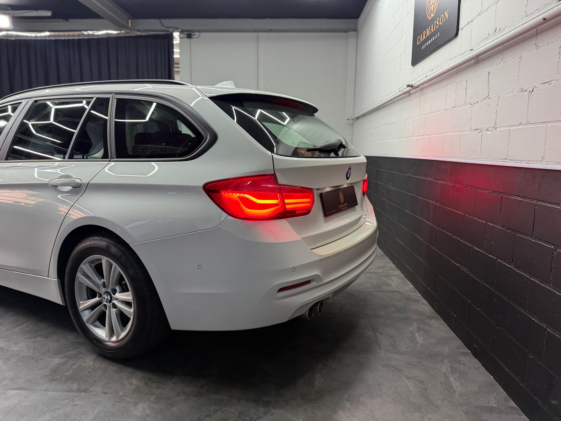 BMW 320d xDrive Touring Steptronic-showroom-element-3