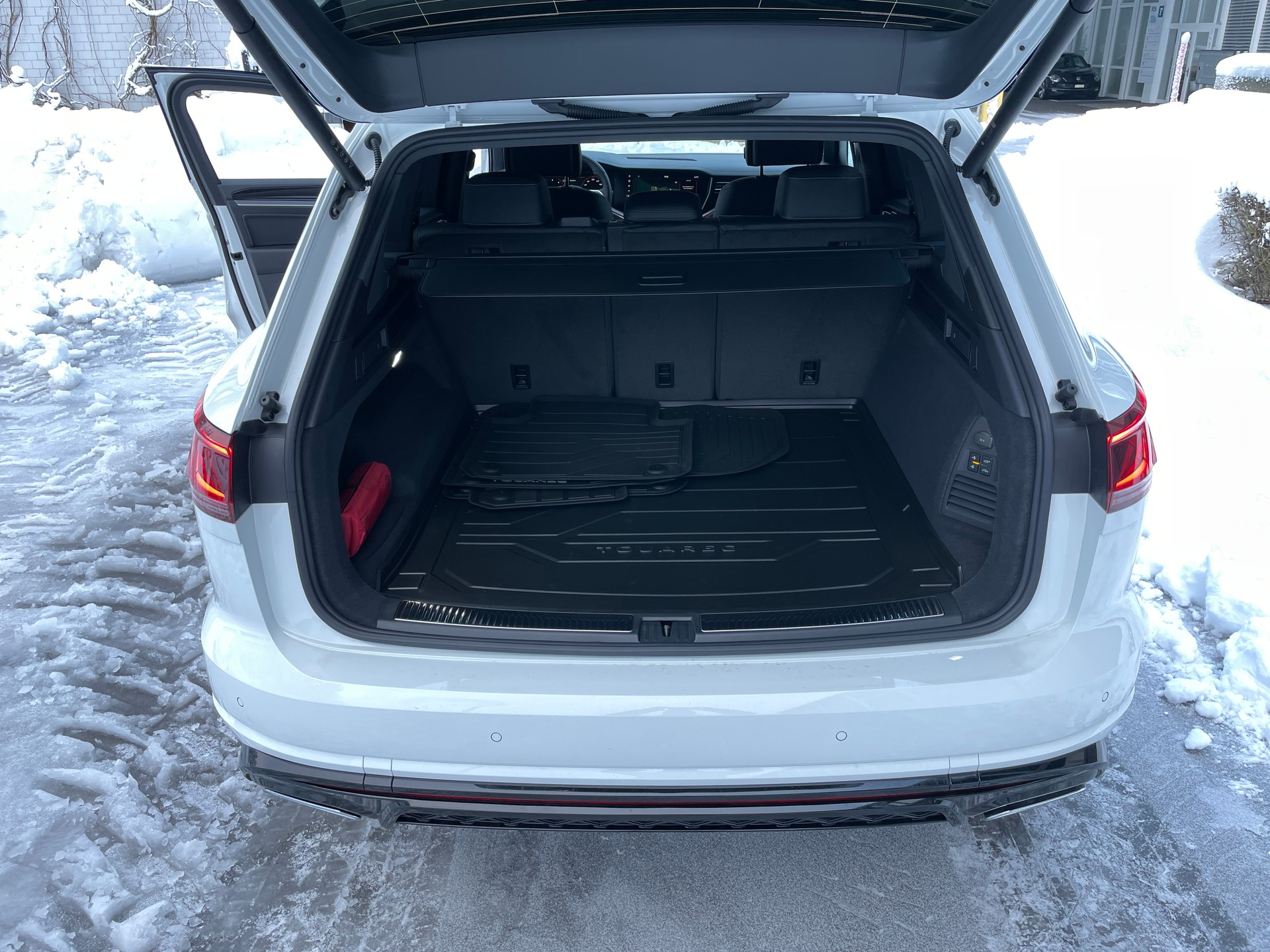 VW Touareg 3.0 TDI R-Line Tiptronic-image-4