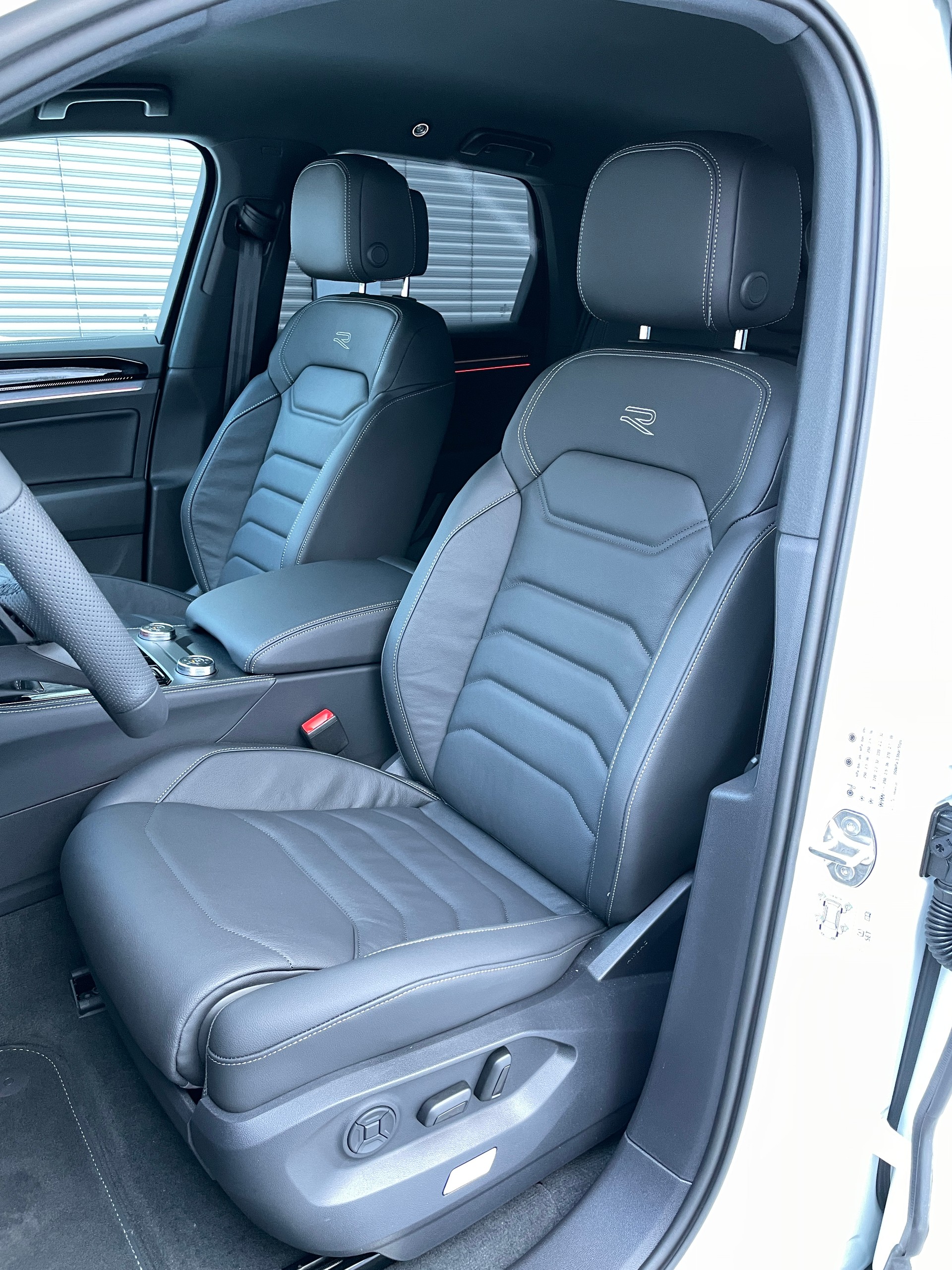 VW Touareg 3.0 TDI R-Line Tiptronic-image-13