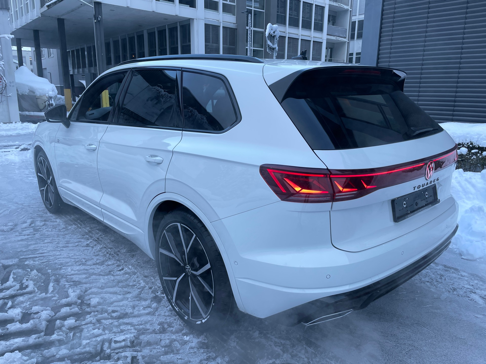 VW Touareg 3.0 TDI R-Line Tiptronic-image-2