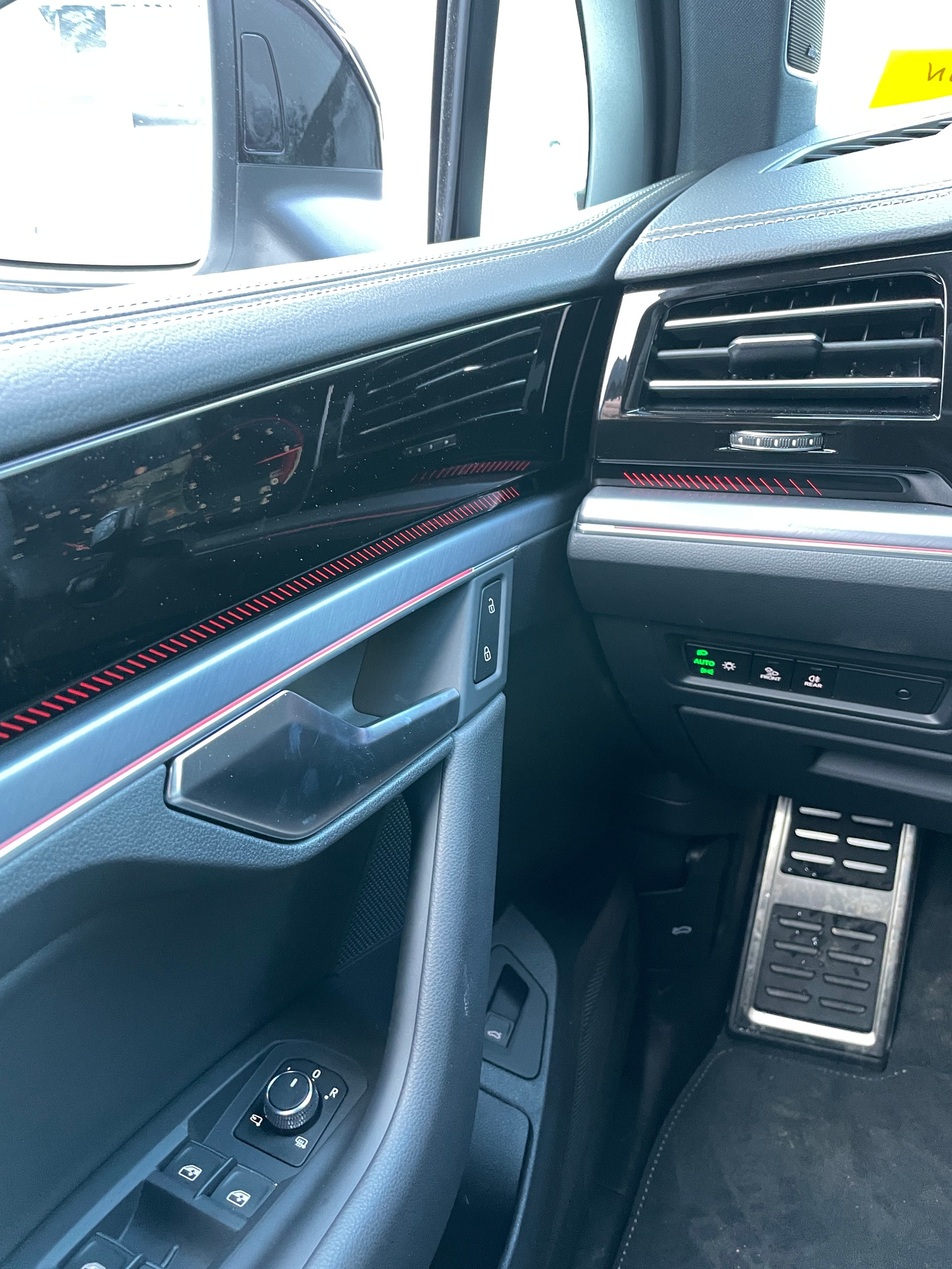 VW Touareg 3.0 TDI R-Line Tiptronic-image-19