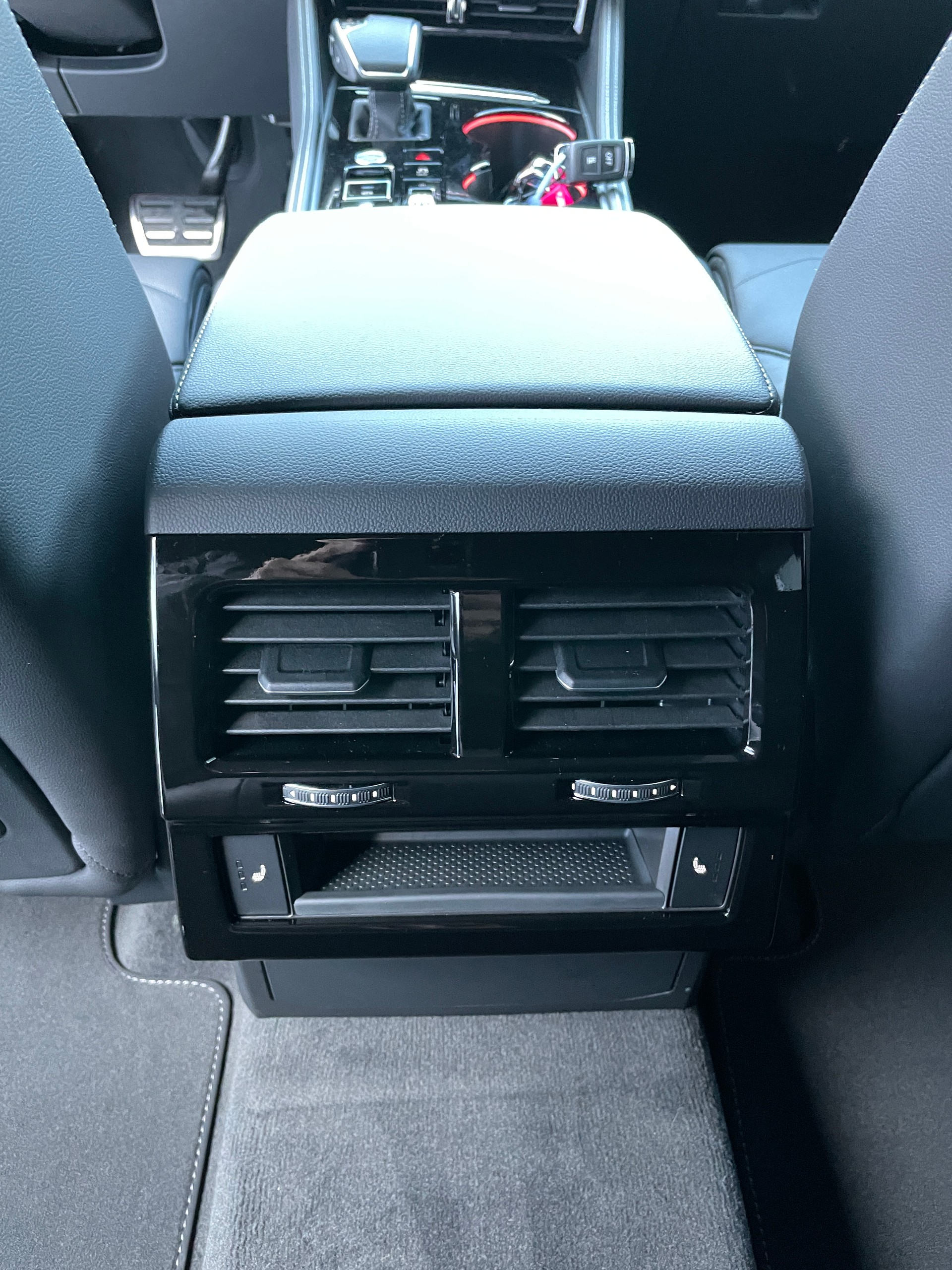 VW Touareg 3.0 TDI R-Line Tiptronic-image-15