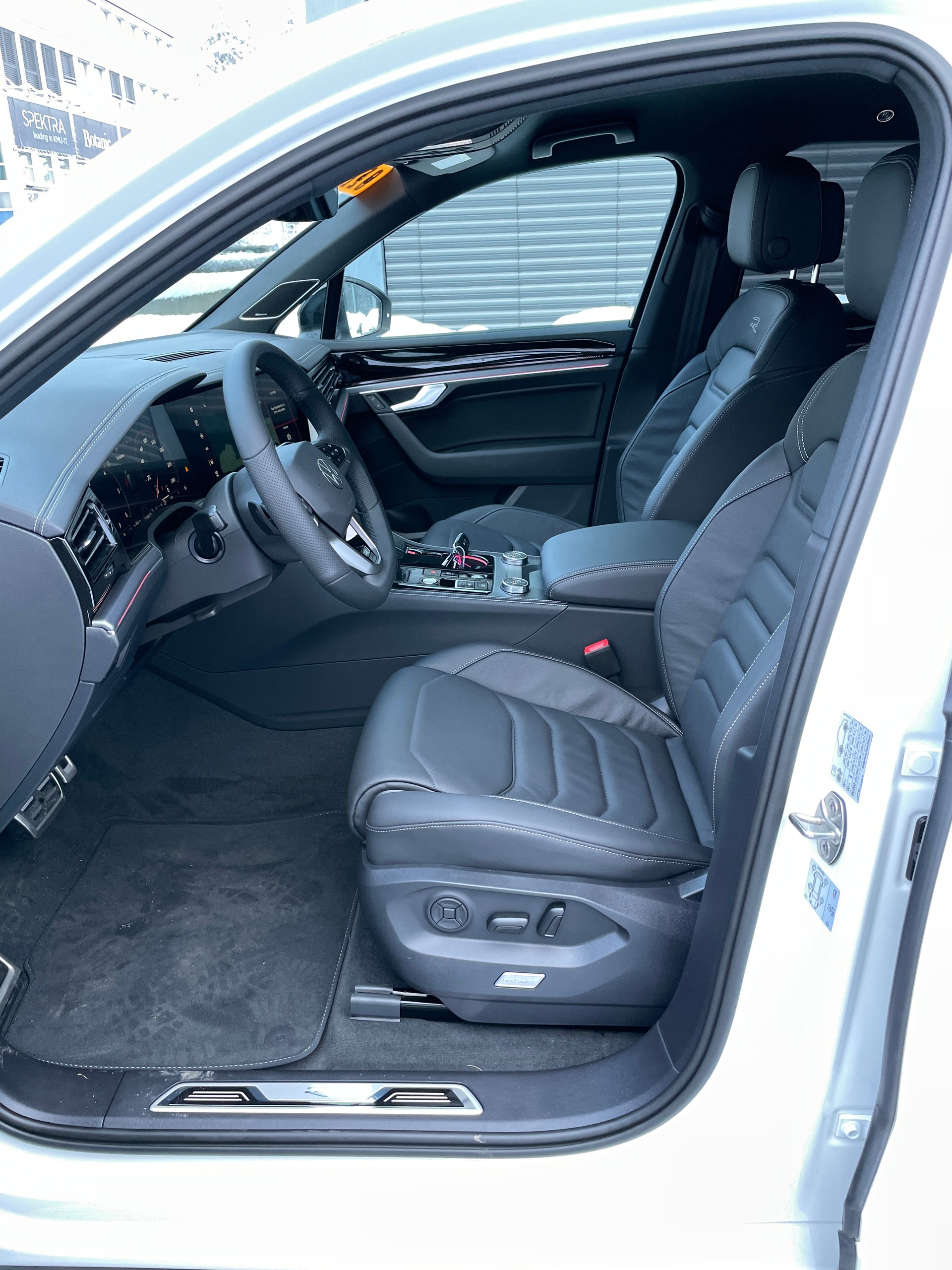 VW Touareg 3.0 TDI R-Line Tiptronic-image-12